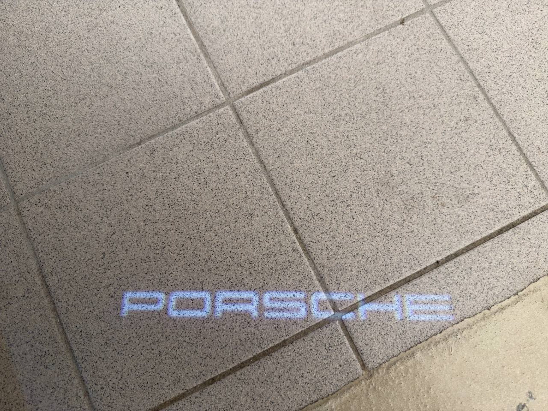 PORSCHE Macan 4-image-24