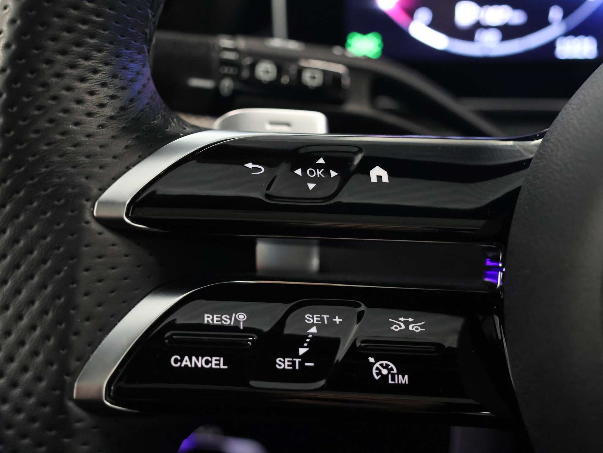 MERCEDES-BENZ C 300 T 4Matic AMG Line-image-19