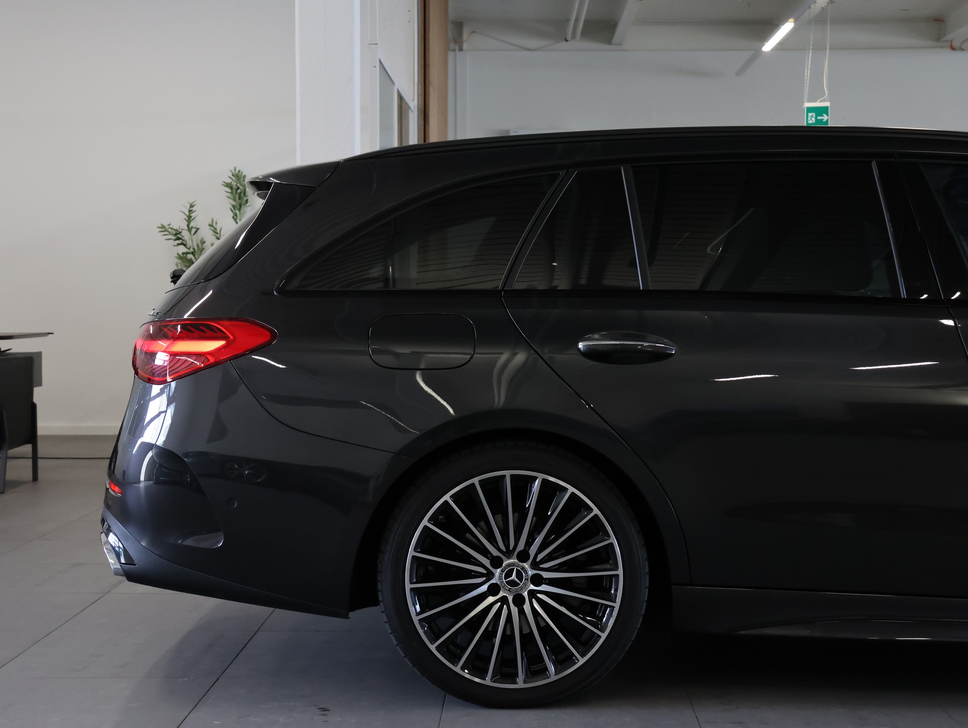 MERCEDES-BENZ C 300 T 4Matic AMG Line-image-6
