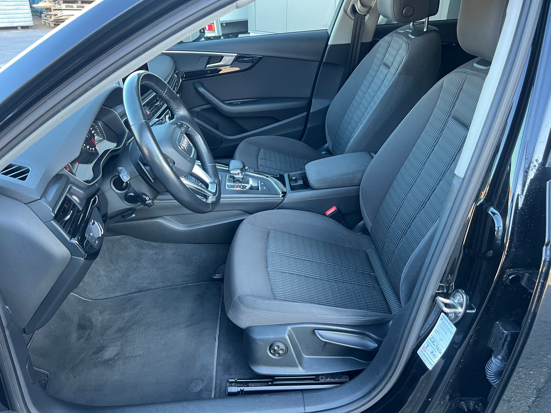 AUDI A4 Avant 2.0 TDI quattro S-tronic-image-17