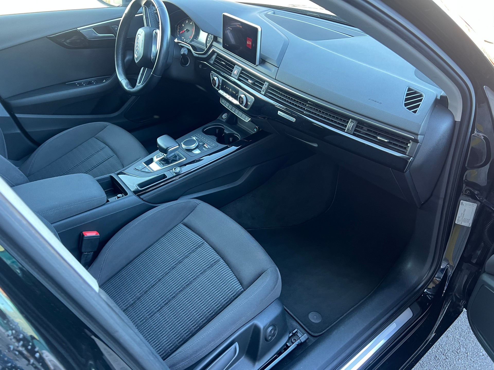 AUDI A4 Avant 2.0 TDI quattro S-tronic-image-14