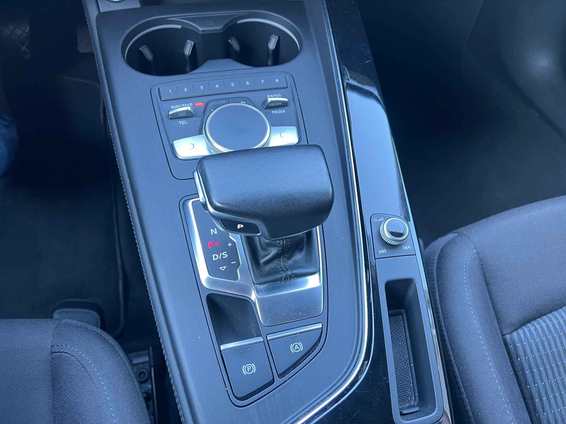 AUDI A4 Avant 2.0 TDI quattro S-tronic-image-21