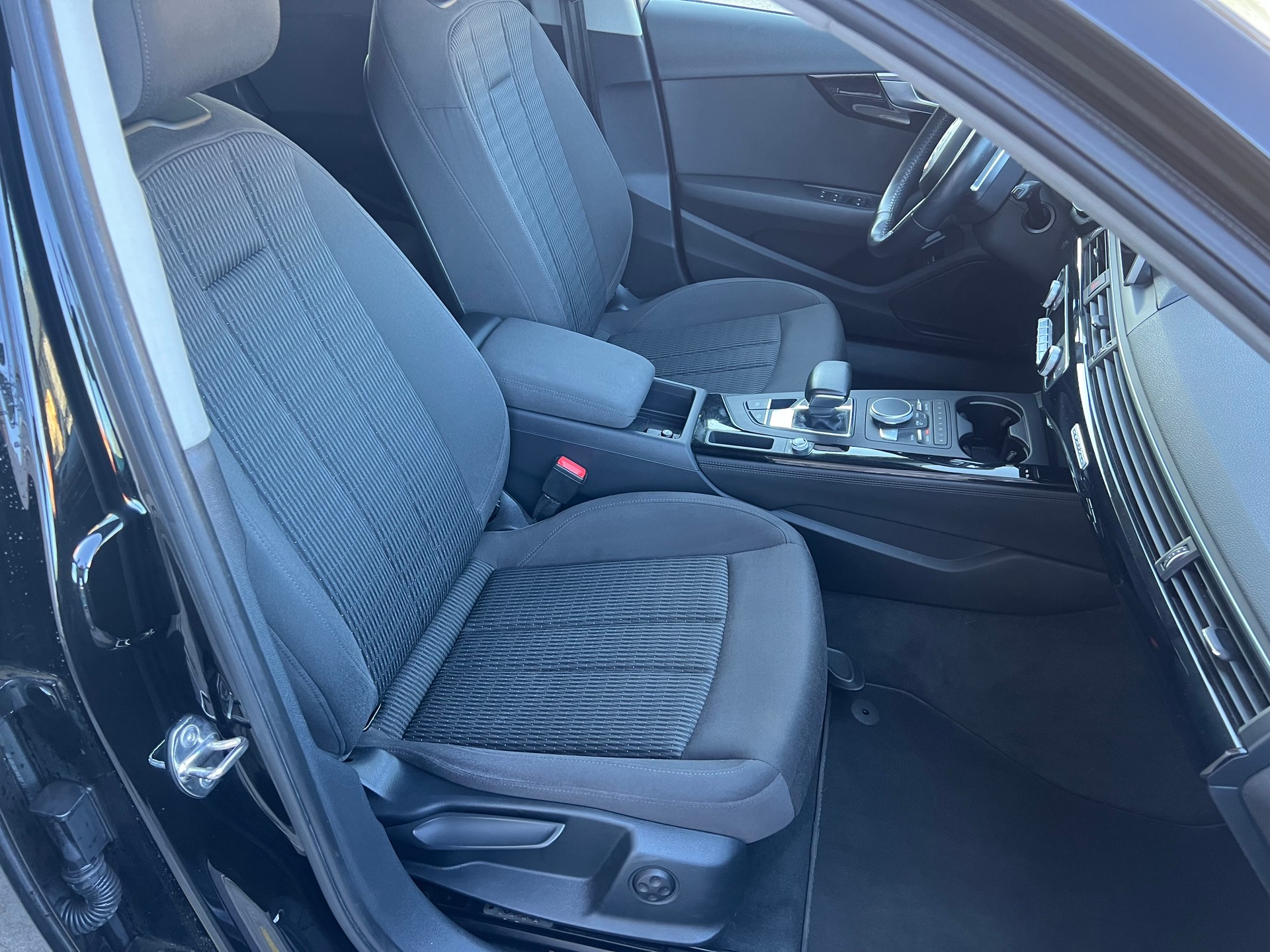 AUDI A4 Avant 2.0 TDI quattro S-tronic-image-15