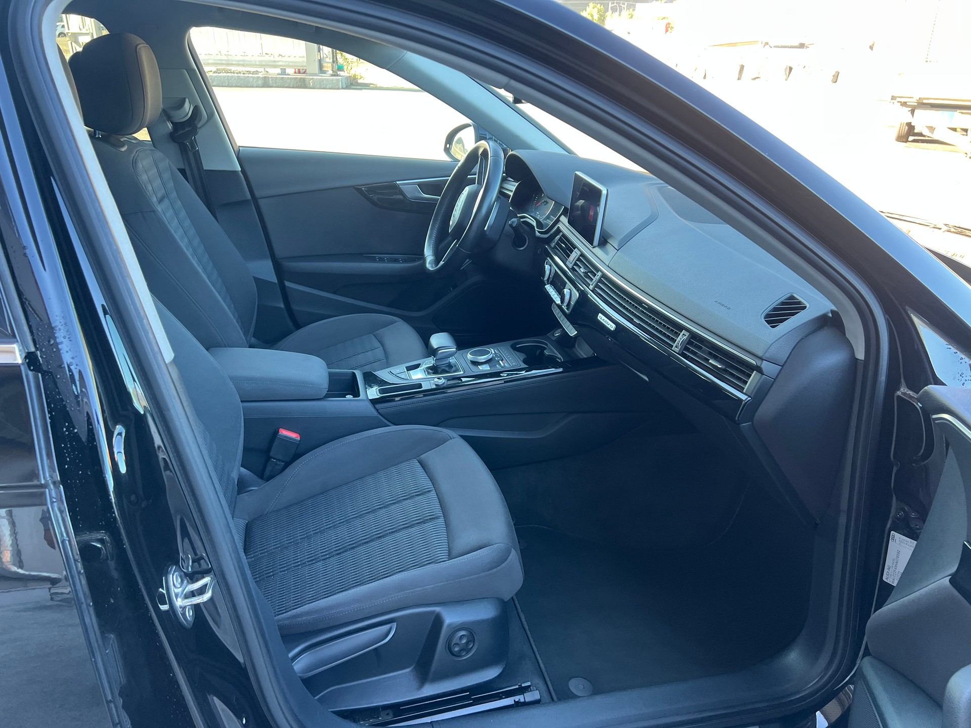 AUDI A4 Avant 2.0 TDI quattro S-tronic-image-13