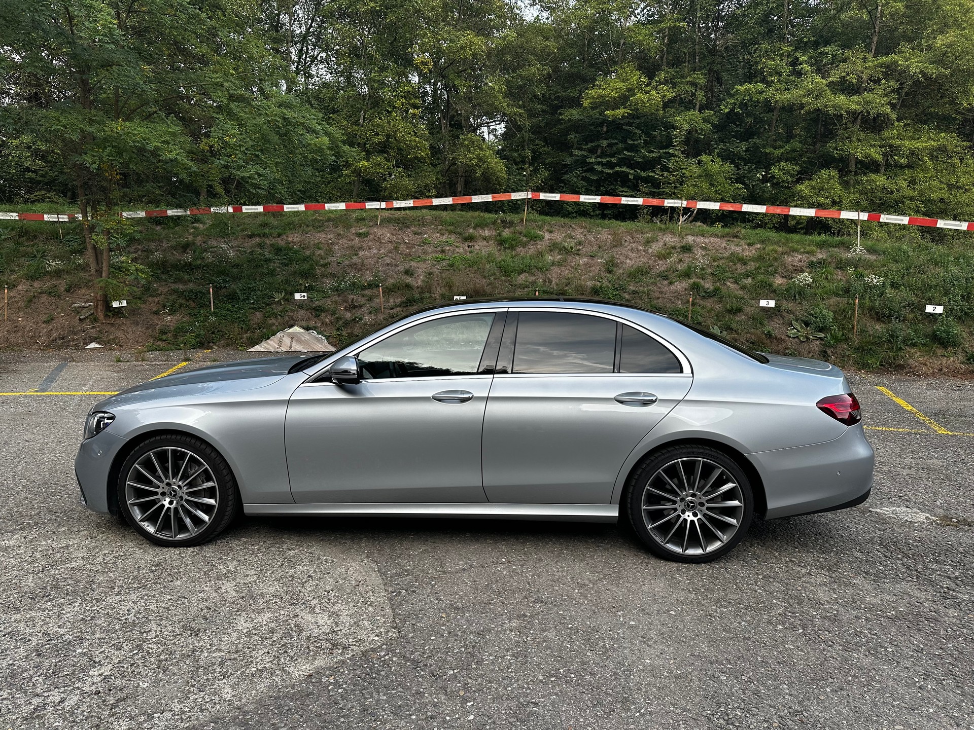 MERCEDES-BENZ E 220 d 4Matic AMG Line 9G-Tronic-image-3