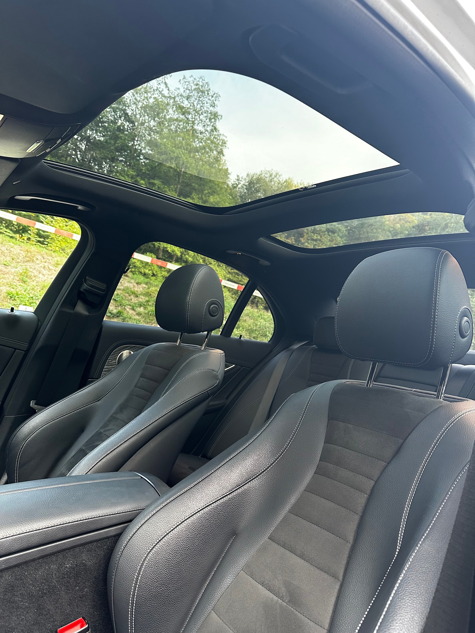 MERCEDES-BENZ E 220 d 4Matic AMG Line 9G-Tronic-image-6