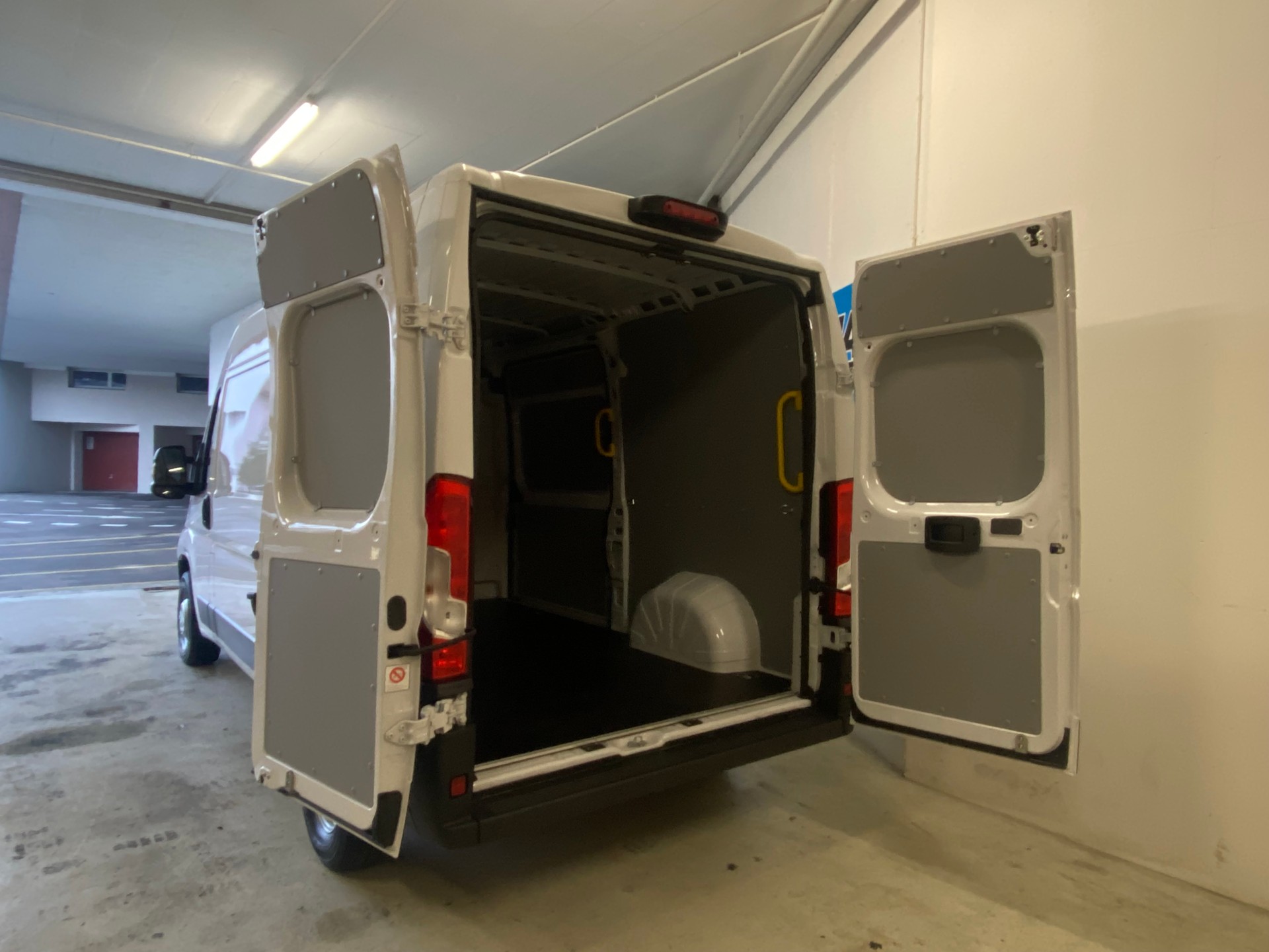 CITROEN Jumper 33 2.2 BlueHDi 140 L2H2-image-3