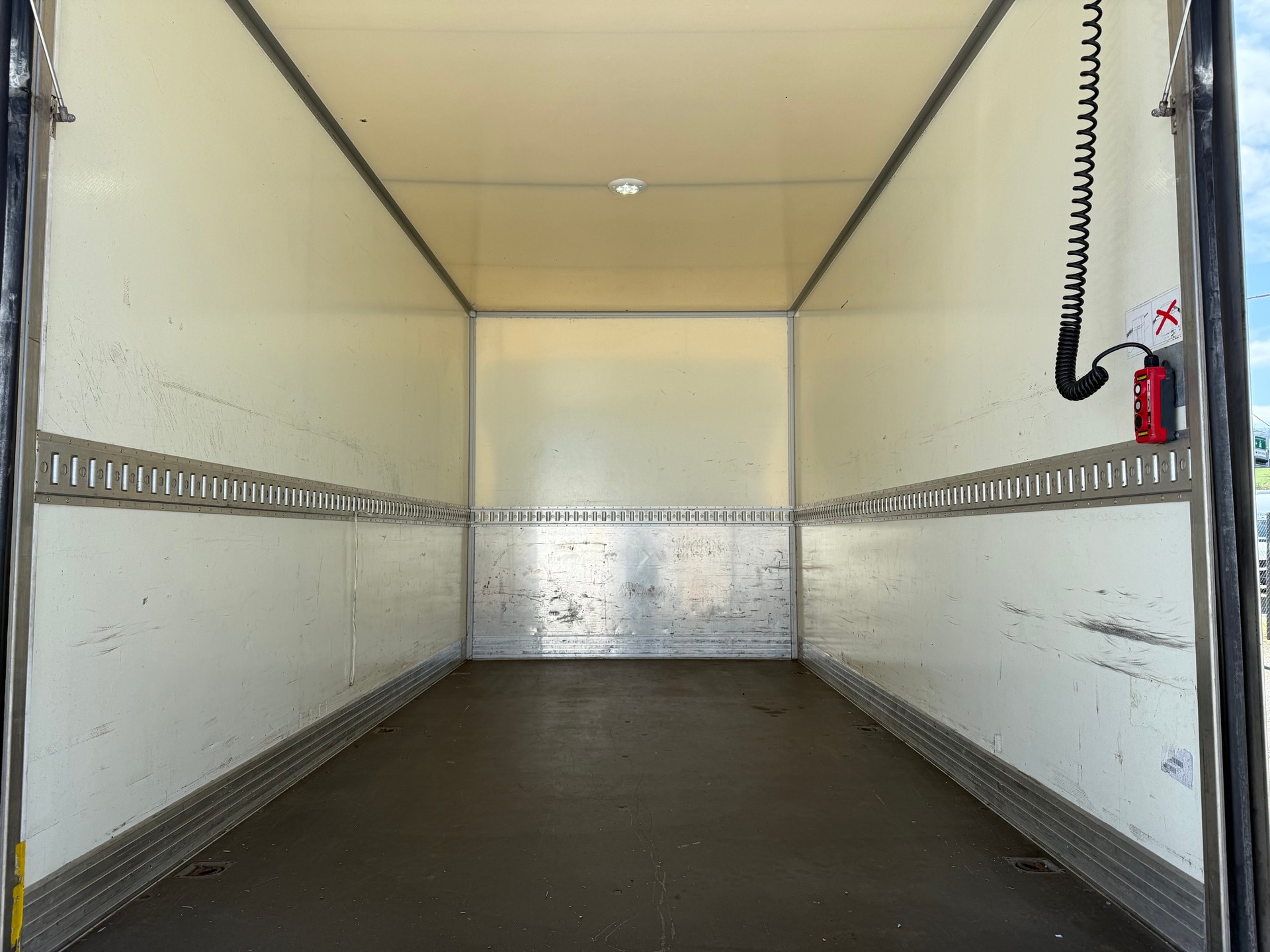 IVECO Daily 35S21 HI-MATIC Koffer mit Hebebühne-image-9