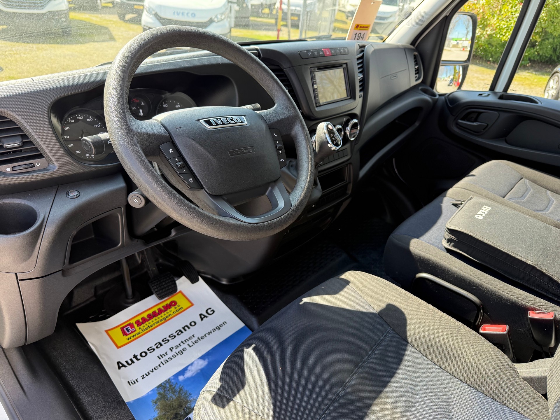 IVECO Daily 35S21 HI-MATIC Koffer mit Hebebühne-image-11
