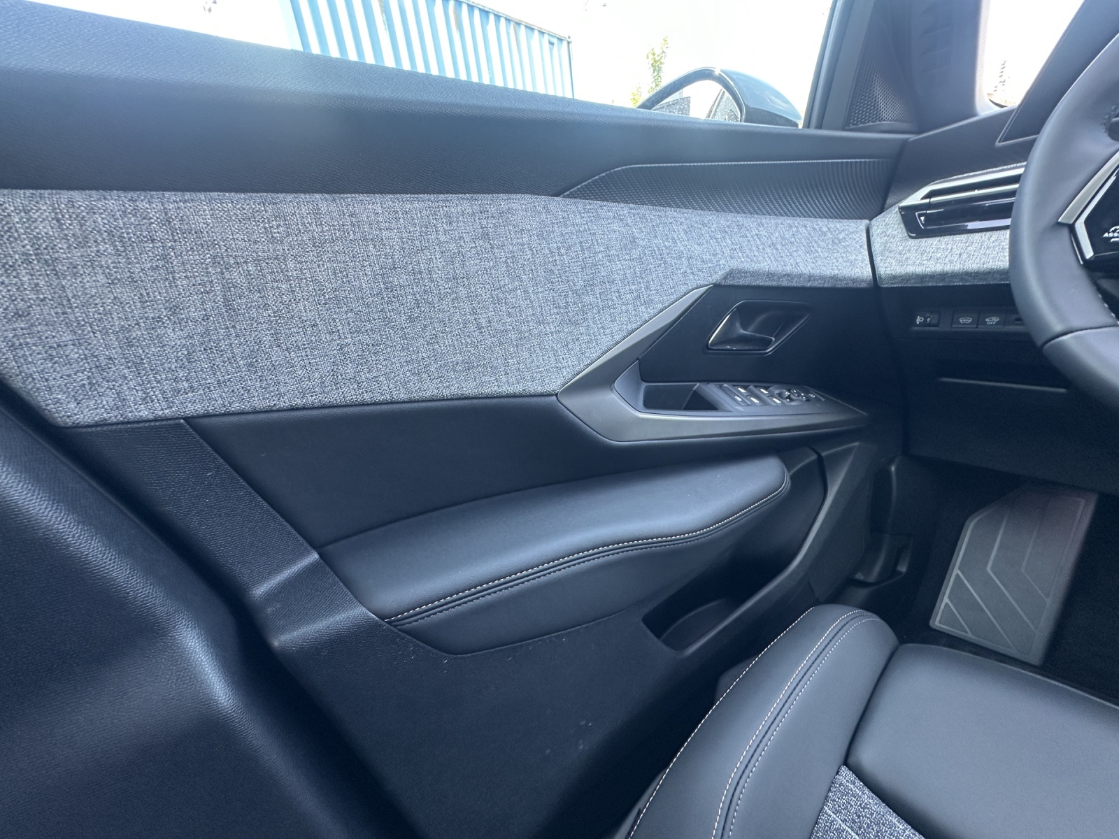 PEUGEOT 3008 NEW 145 e-DCS Allure-image-13