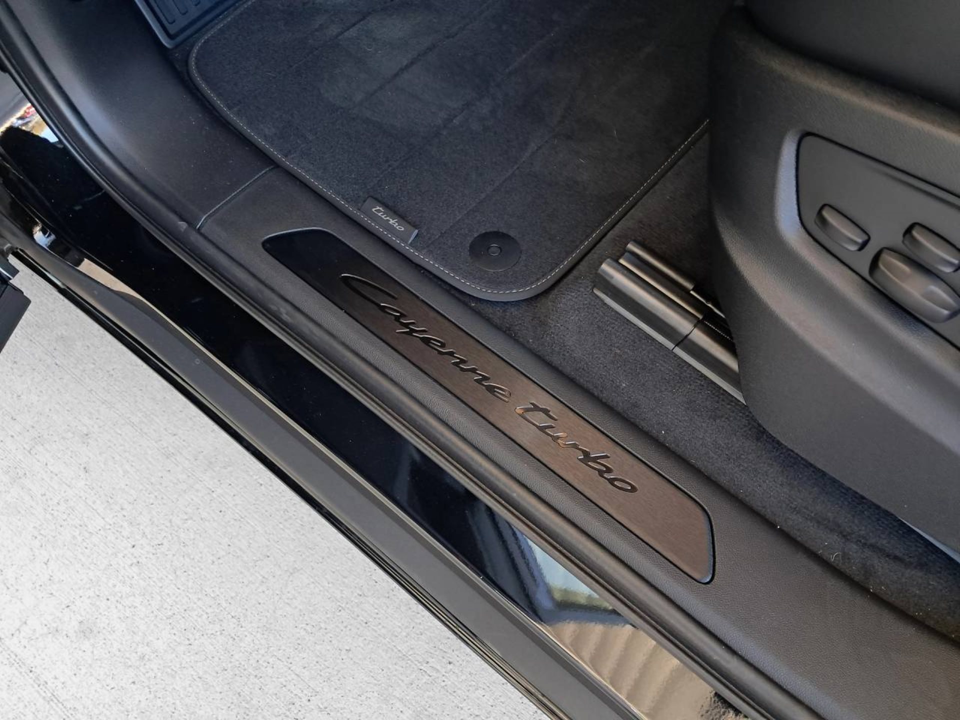 PORSCHE Cayenne Turbo E-Hybrid-image-26