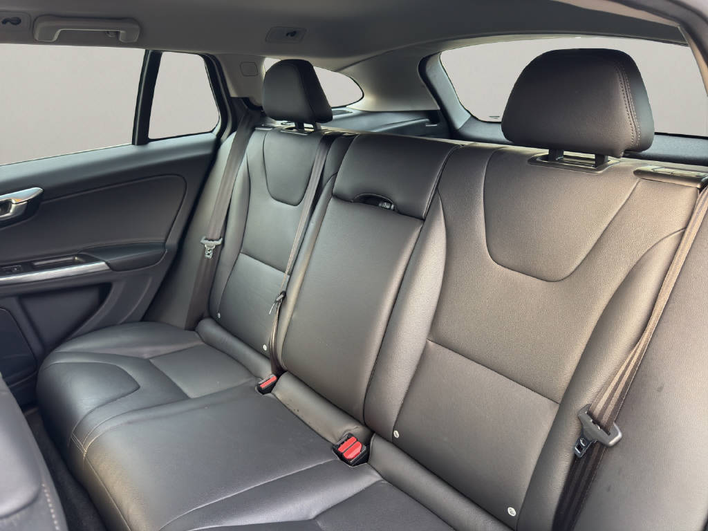 VOLVO V60 2.4 D6 TE Momentum Pl.Hyb.-image-13