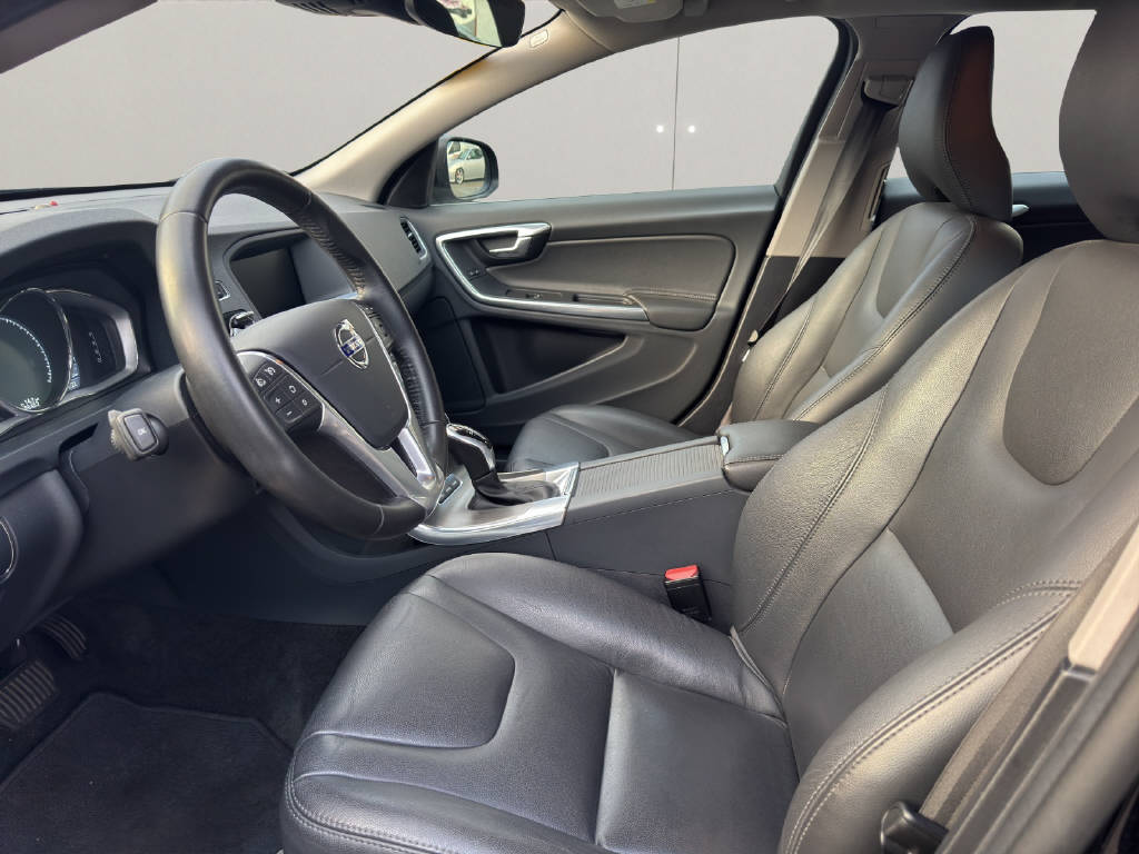 VOLVO V60 2.4 D6 TE Momentum Pl.Hyb.-image-8