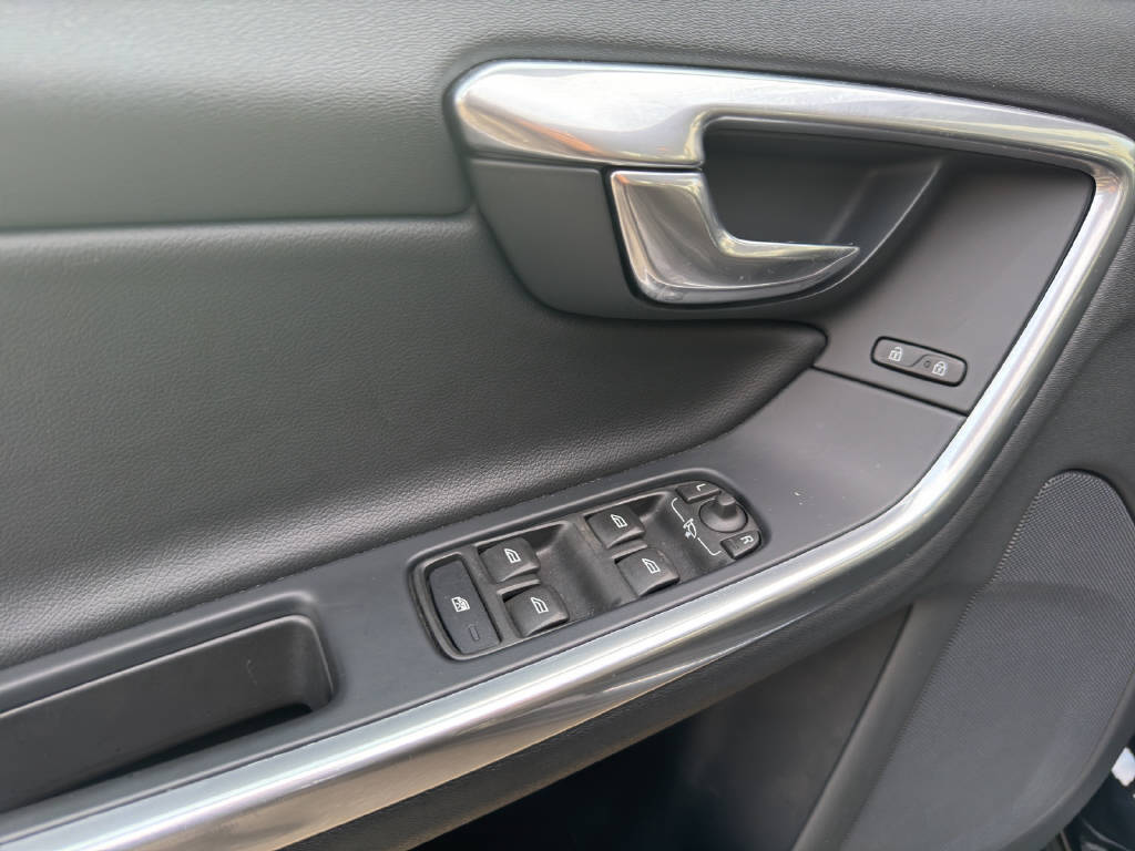 VOLVO V60 2.4 D6 TE Momentum Pl.Hyb.-image-14