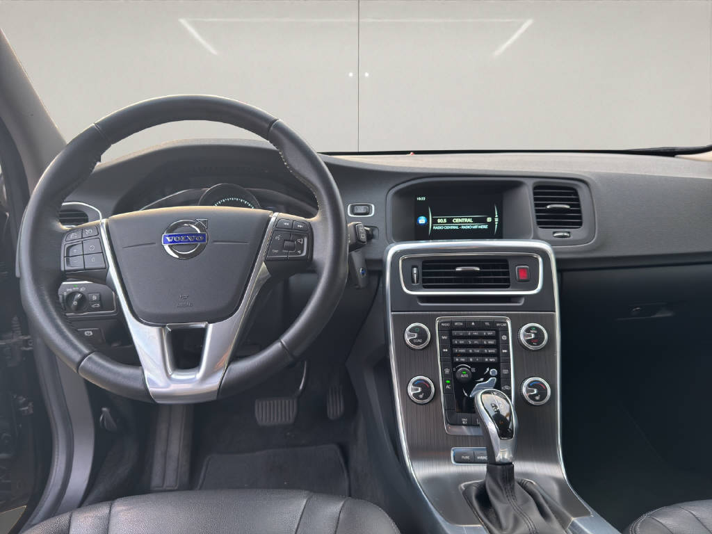 VOLVO V60 2.4 D6 TE Momentum Pl.Hyb.-image-9
