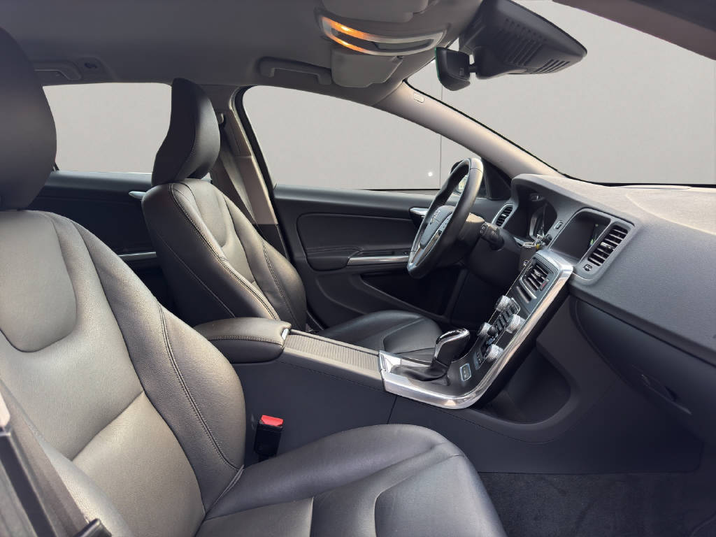 VOLVO V60 2.4 D6 TE Momentum Pl.Hyb.-image-11