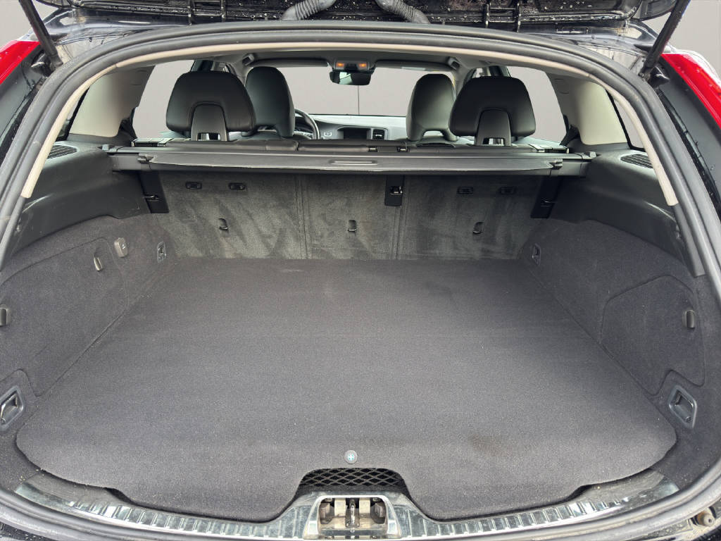 VOLVO V60 2.4 D6 TE Momentum Pl.Hyb.-image-15