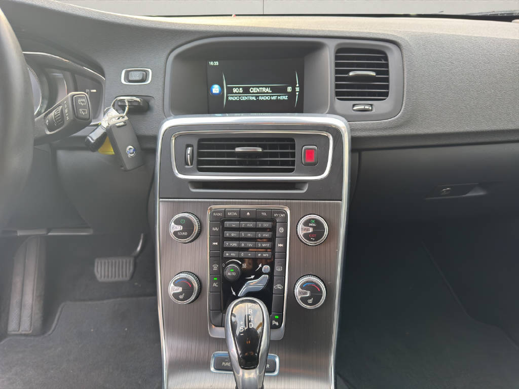 VOLVO V60 2.4 D6 TE Momentum Pl.Hyb.-image-10