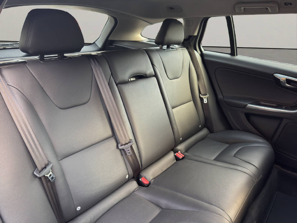 VOLVO V60 2.4 D6 TE Momentum Pl.Hyb.-image-12