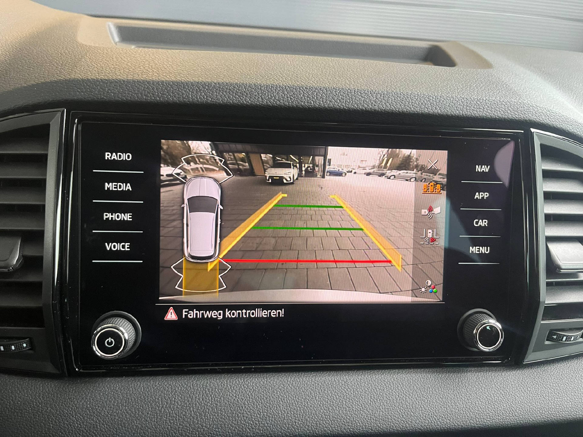 SKODA Karoq 1.5 TSI Selection DSG-image-12