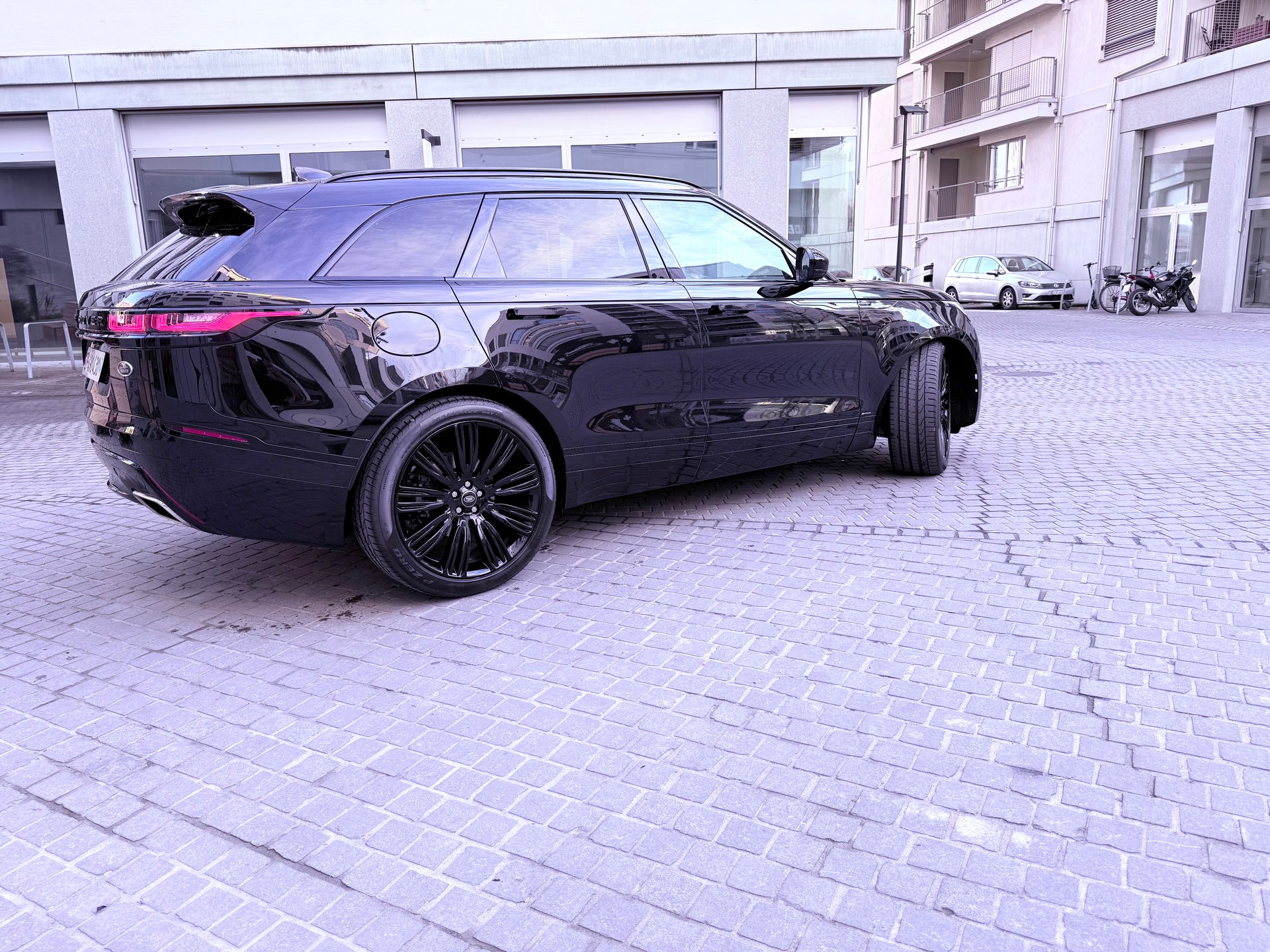 LAND ROVER Range Rover Velar R-Dynamic D300-image-2