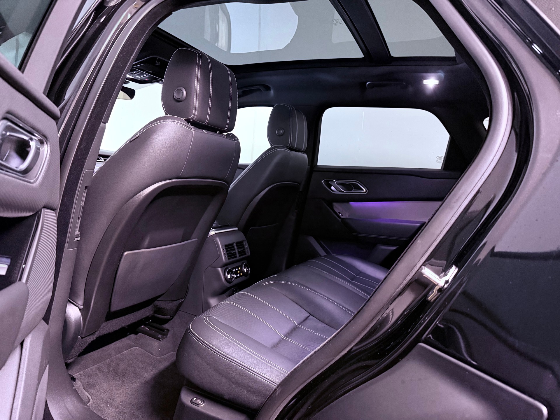 LAND ROVER Range Rover Velar R-Dynamic D300-image-19