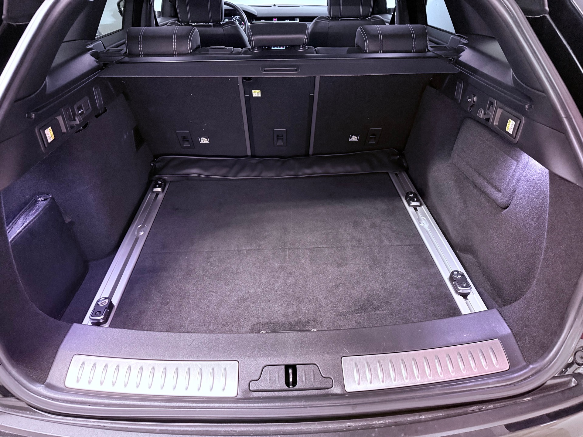 LAND ROVER Range Rover Velar R-Dynamic D300-image-23