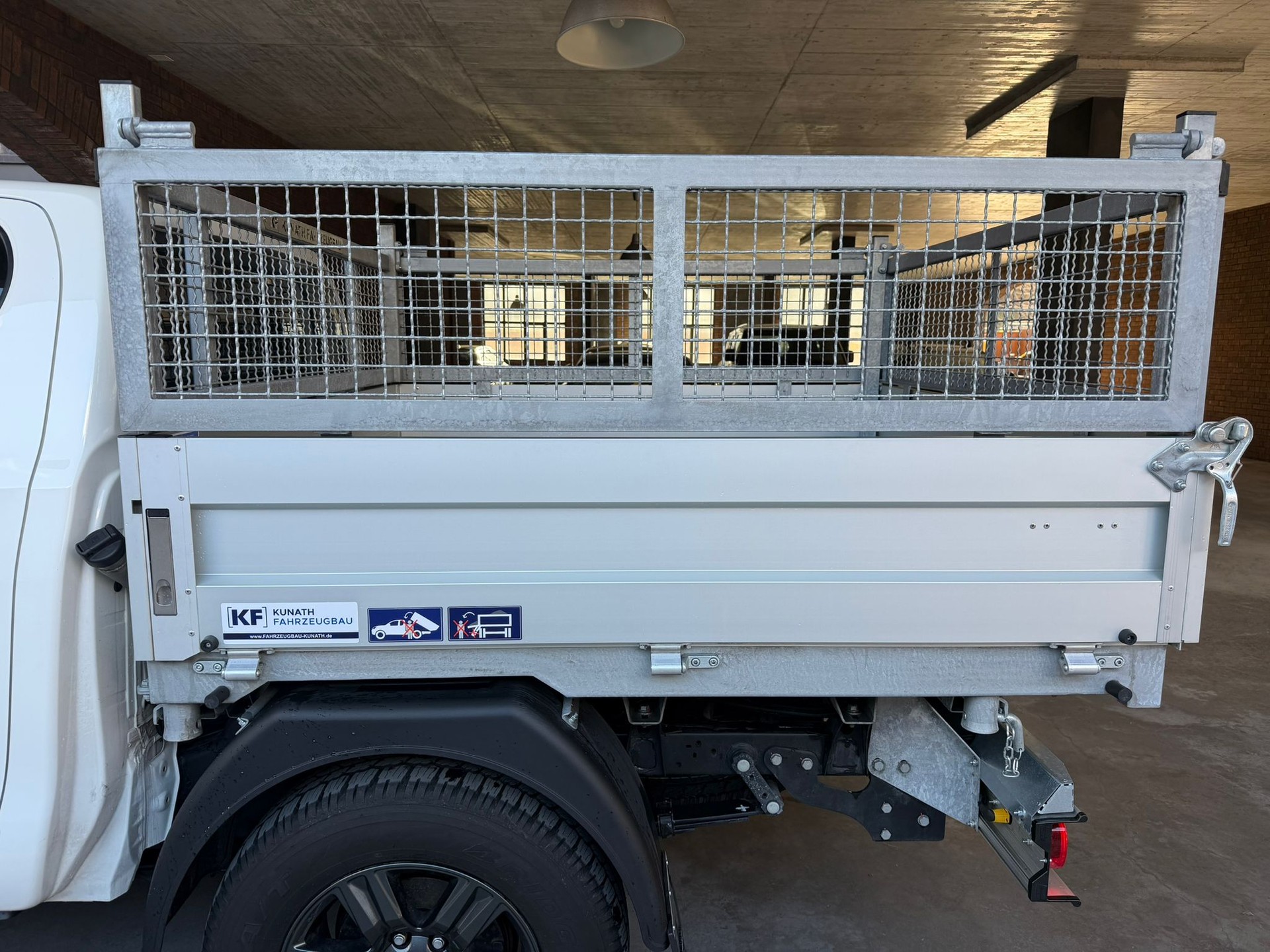 TOYOTA Hilux 2.4D-4D Style Double Cab 4x4 A-image-6
