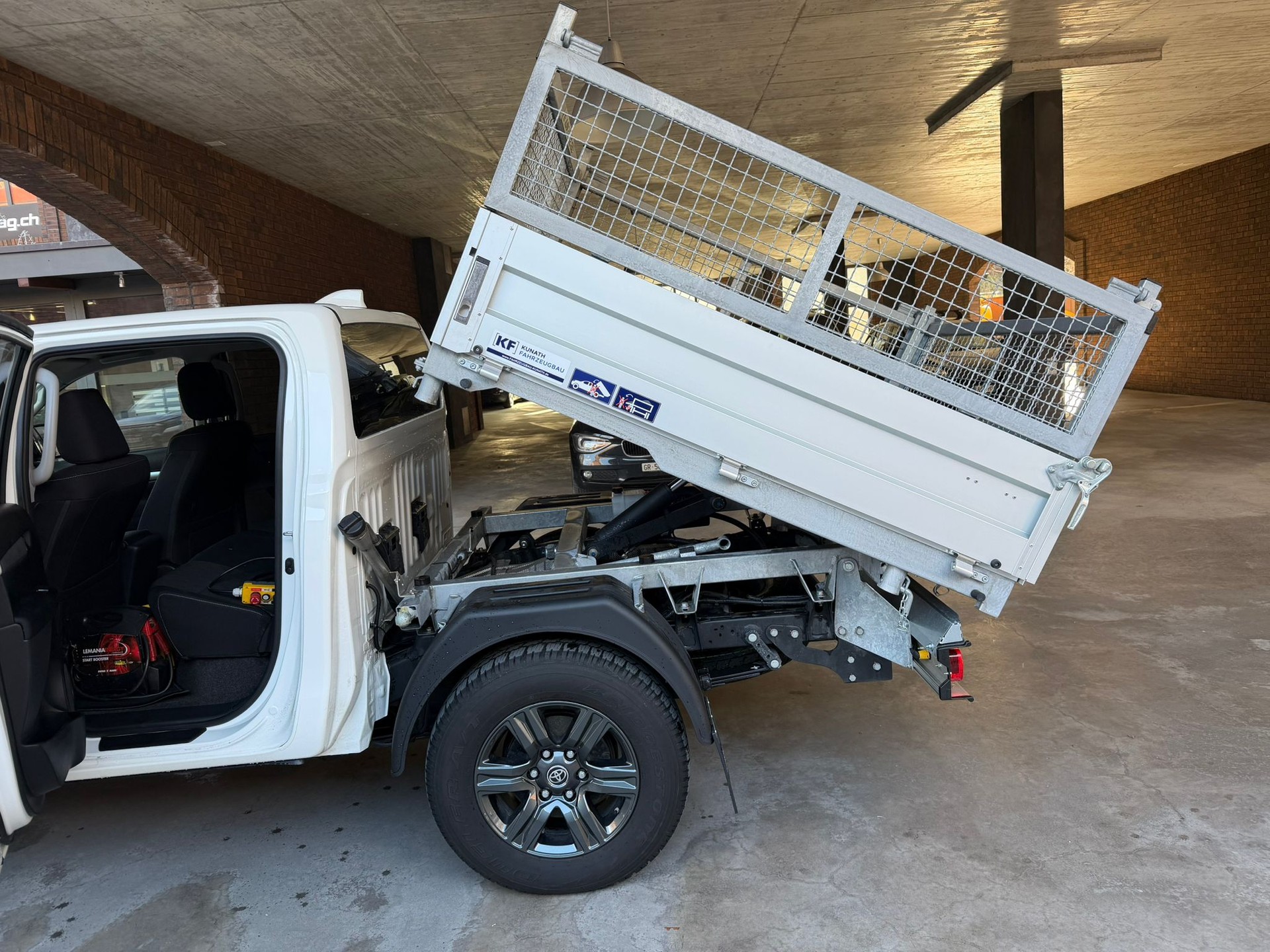 TOYOTA Hilux 2.4D-4D Style Double Cab 4x4 A-image-5