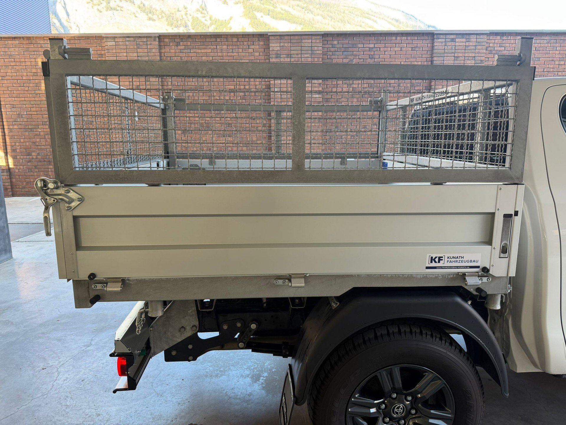 TOYOTA Hilux 2.4D-4D Style Double Cab 4x4 A-image-4