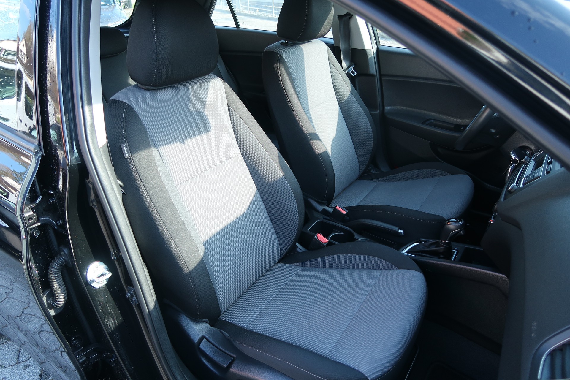 HYUNDAI i20 1.4 Amplia Automatic-image-13