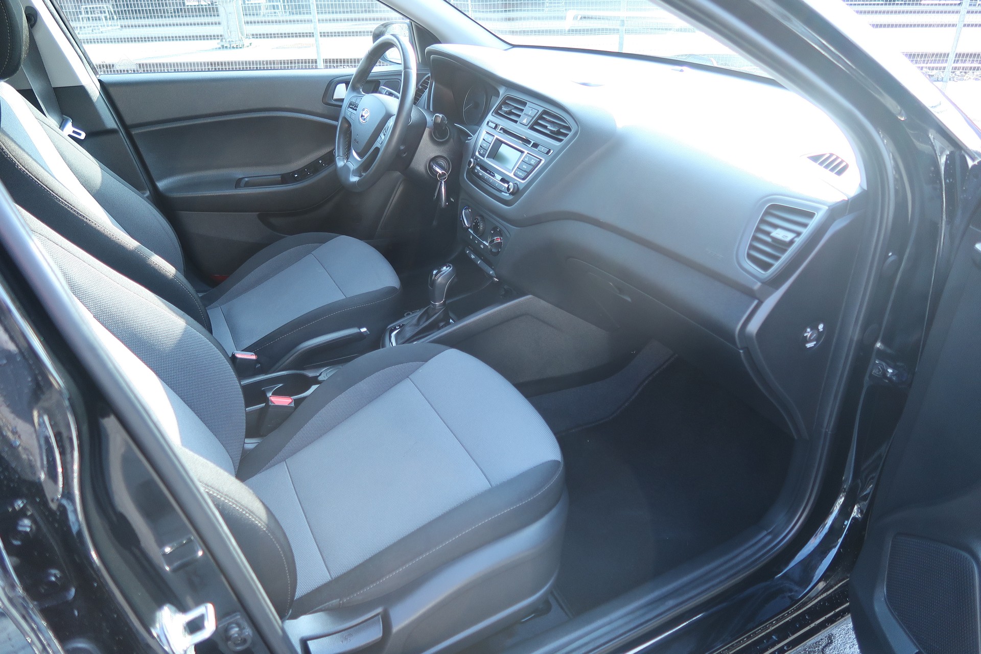 HYUNDAI i20 1.4 Amplia Automatic-image-12