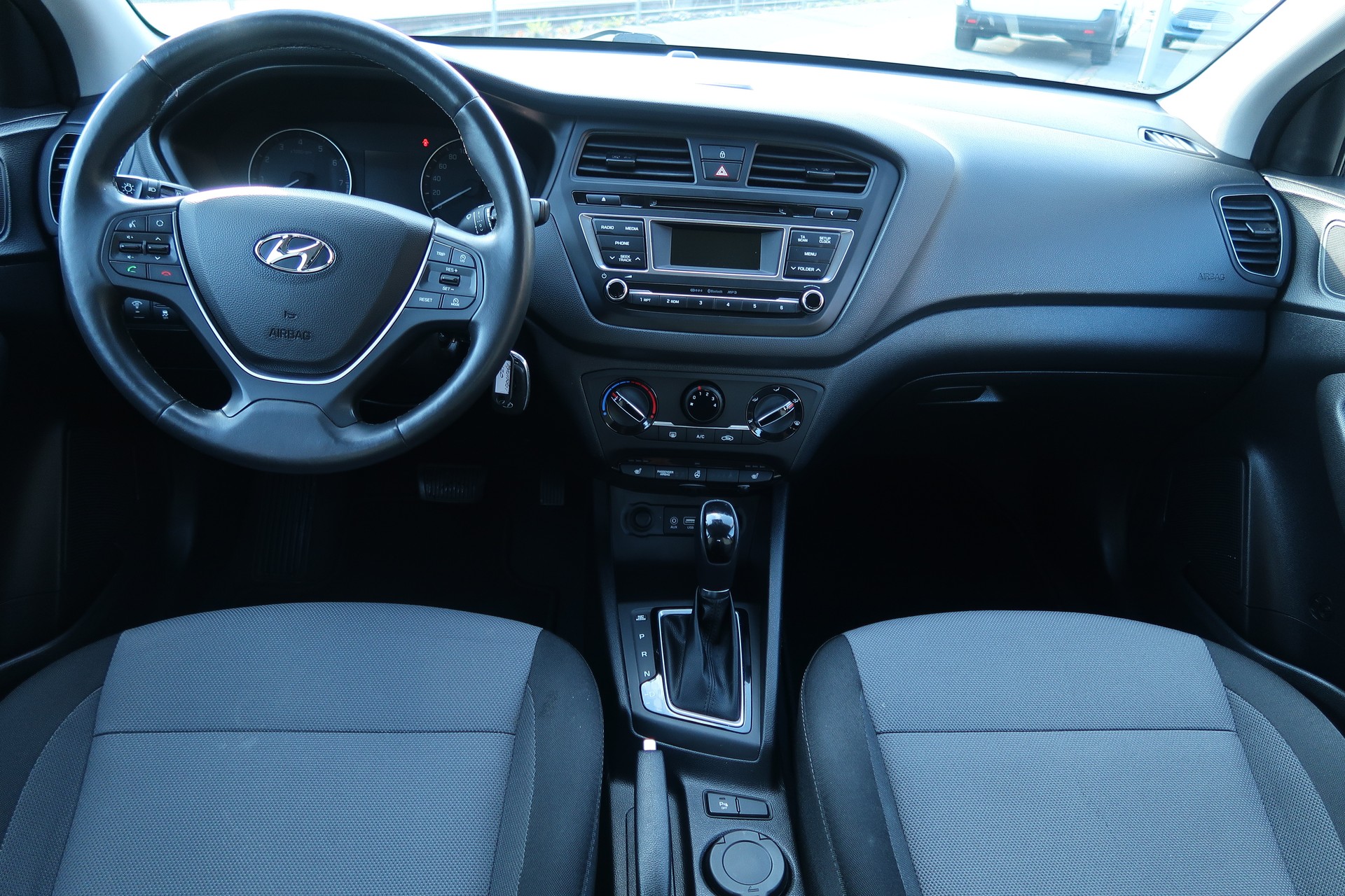 HYUNDAI i20 1.4 Amplia Automatic-image-10