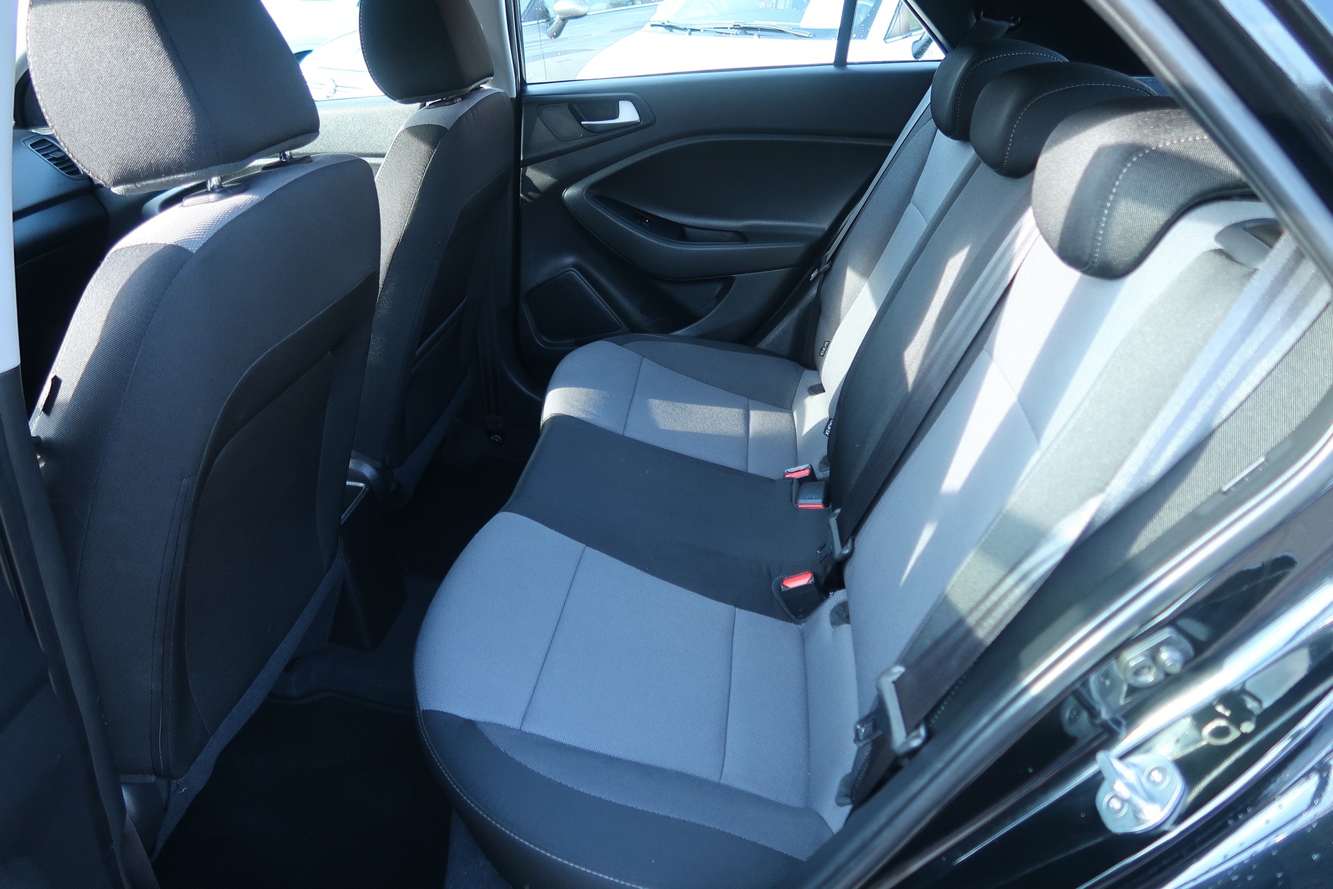 HYUNDAI i20 1.4 Amplia Automatic-image-5