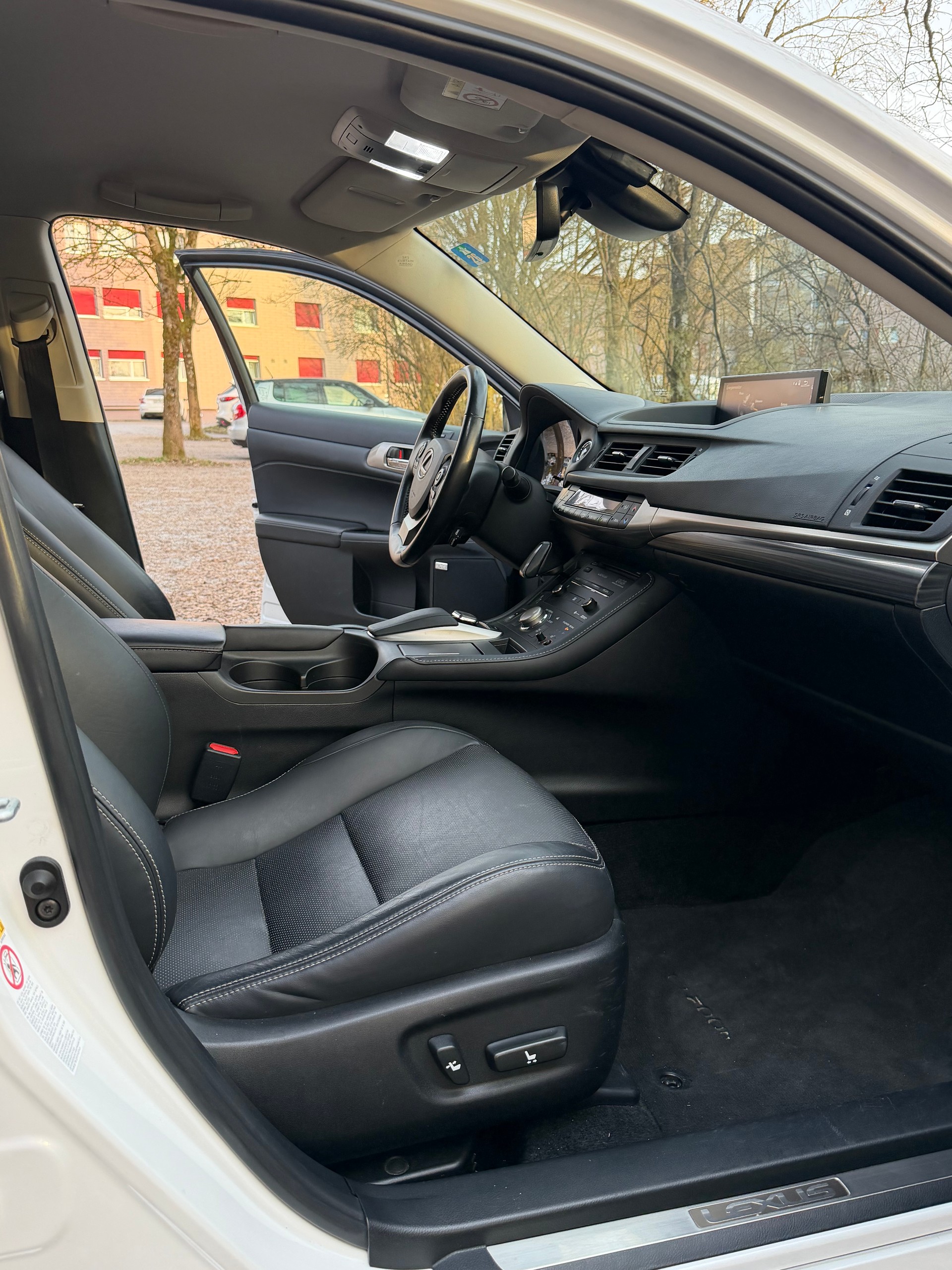 LEXUS CT 200h 1.8 excellence CVT-image-8