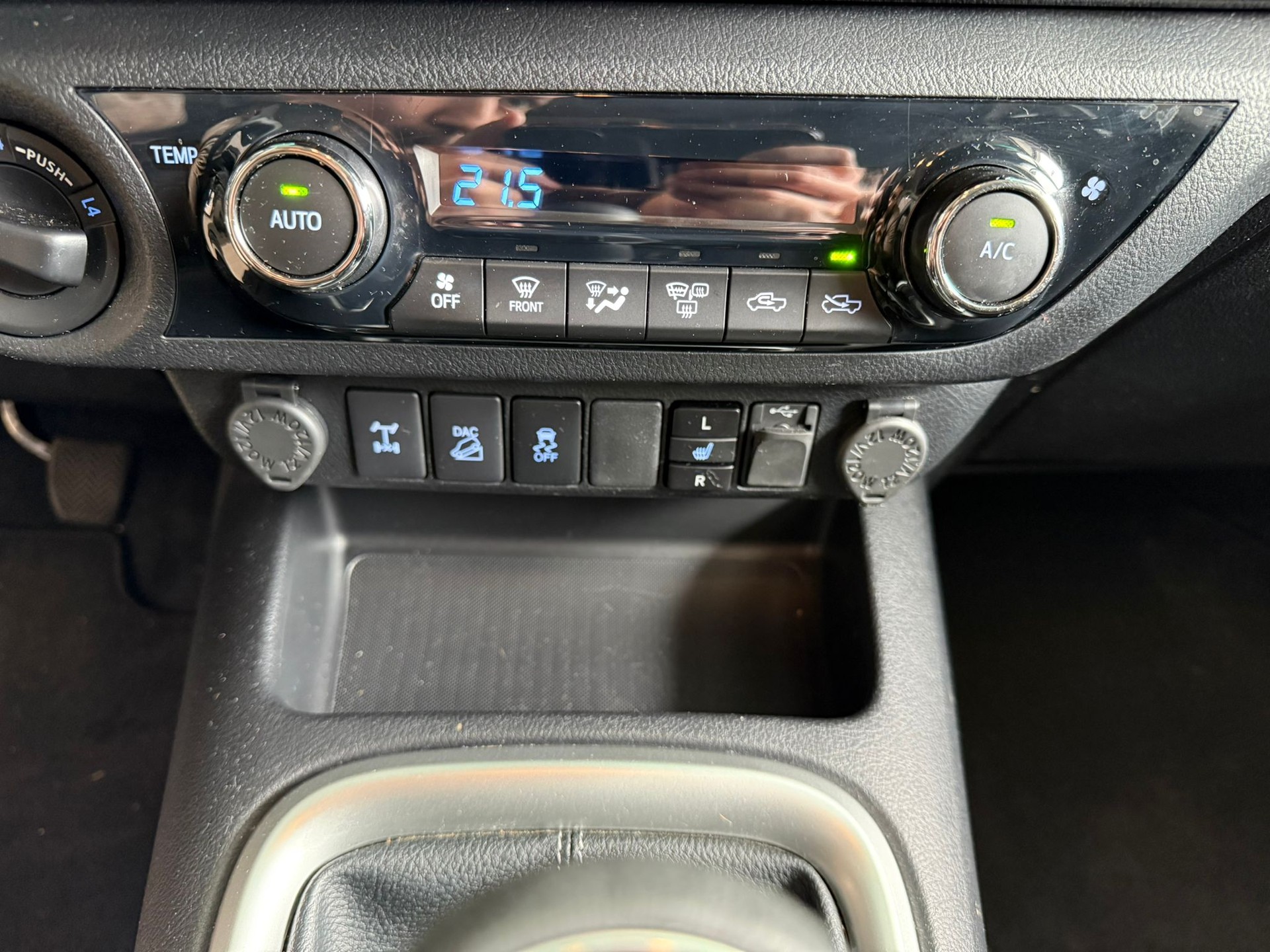 TOYOTA Hilux 2.4D-4D Luna Double Cab 4x4-image-9