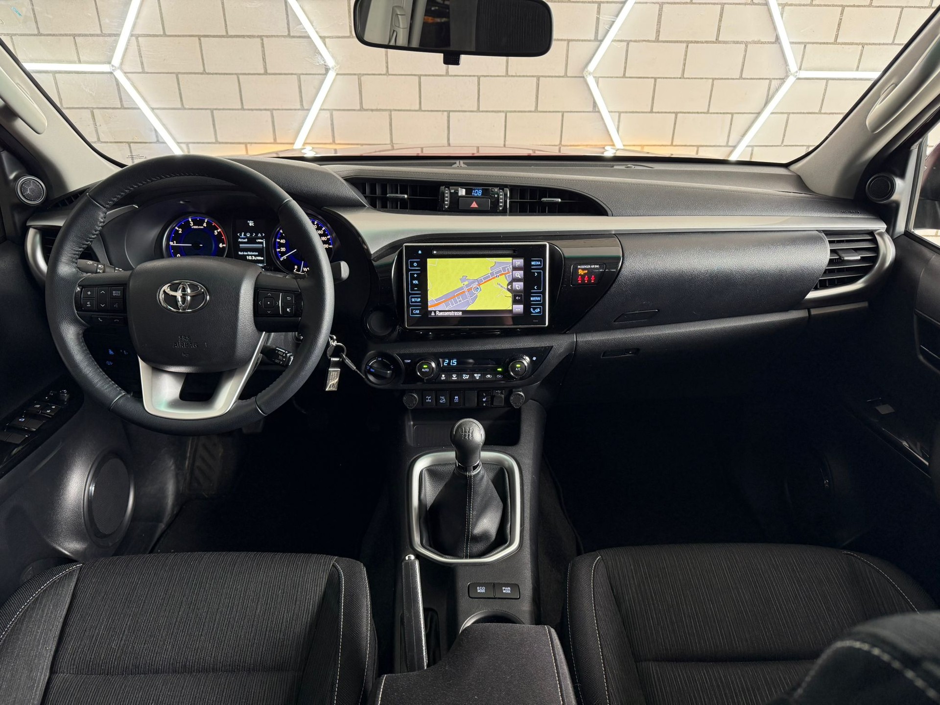 TOYOTA Hilux 2.4D-4D Luna Double Cab 4x4-image-8