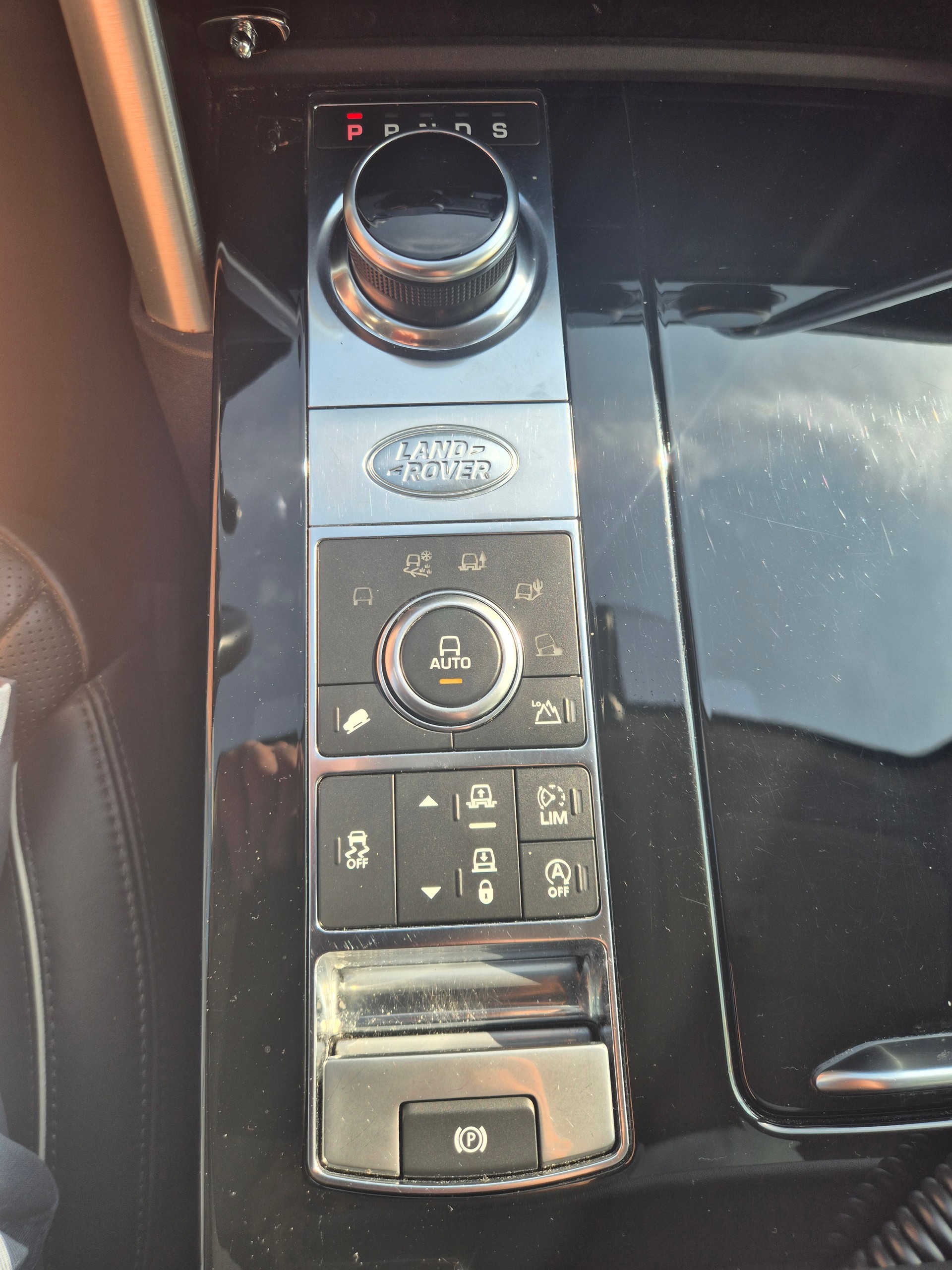 LAND ROVER Discovery 3.0 Si6 HSE Luxury Automatic-image-4