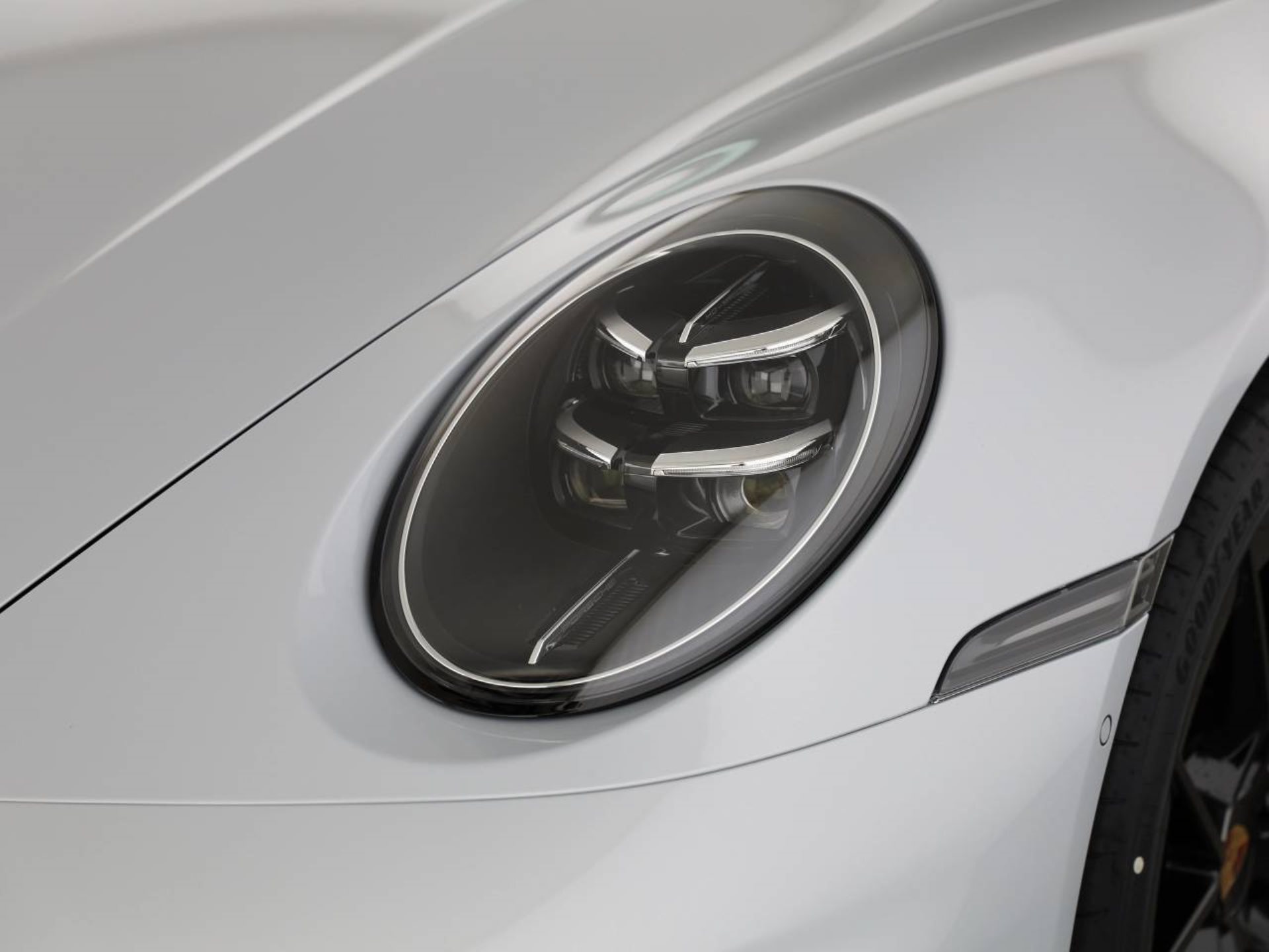 PORSCHE 911 Carrera-image-8