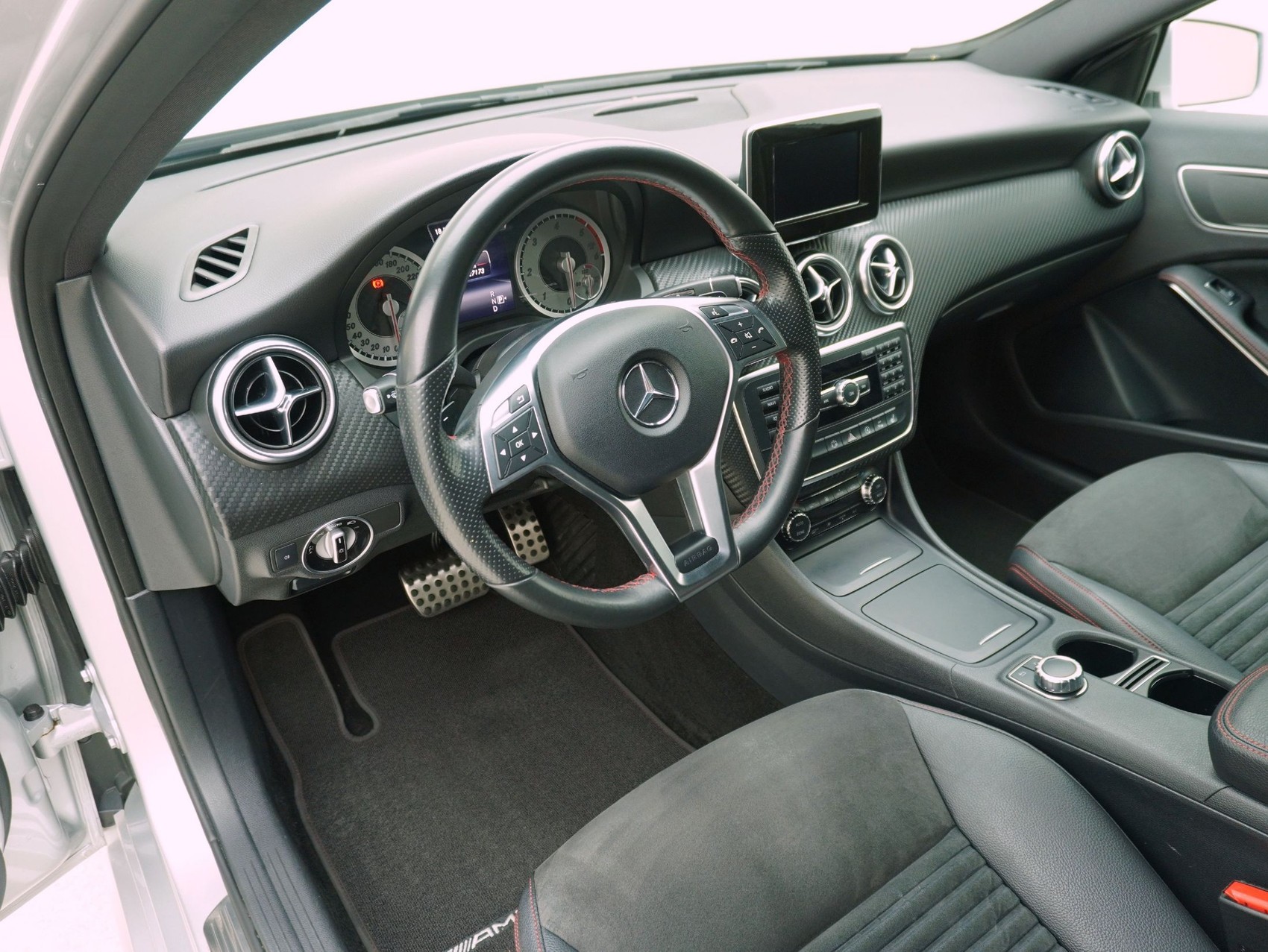 MERCEDES-BENZ A-Klasse A 220 CDI AMG Line 4matic-image-8