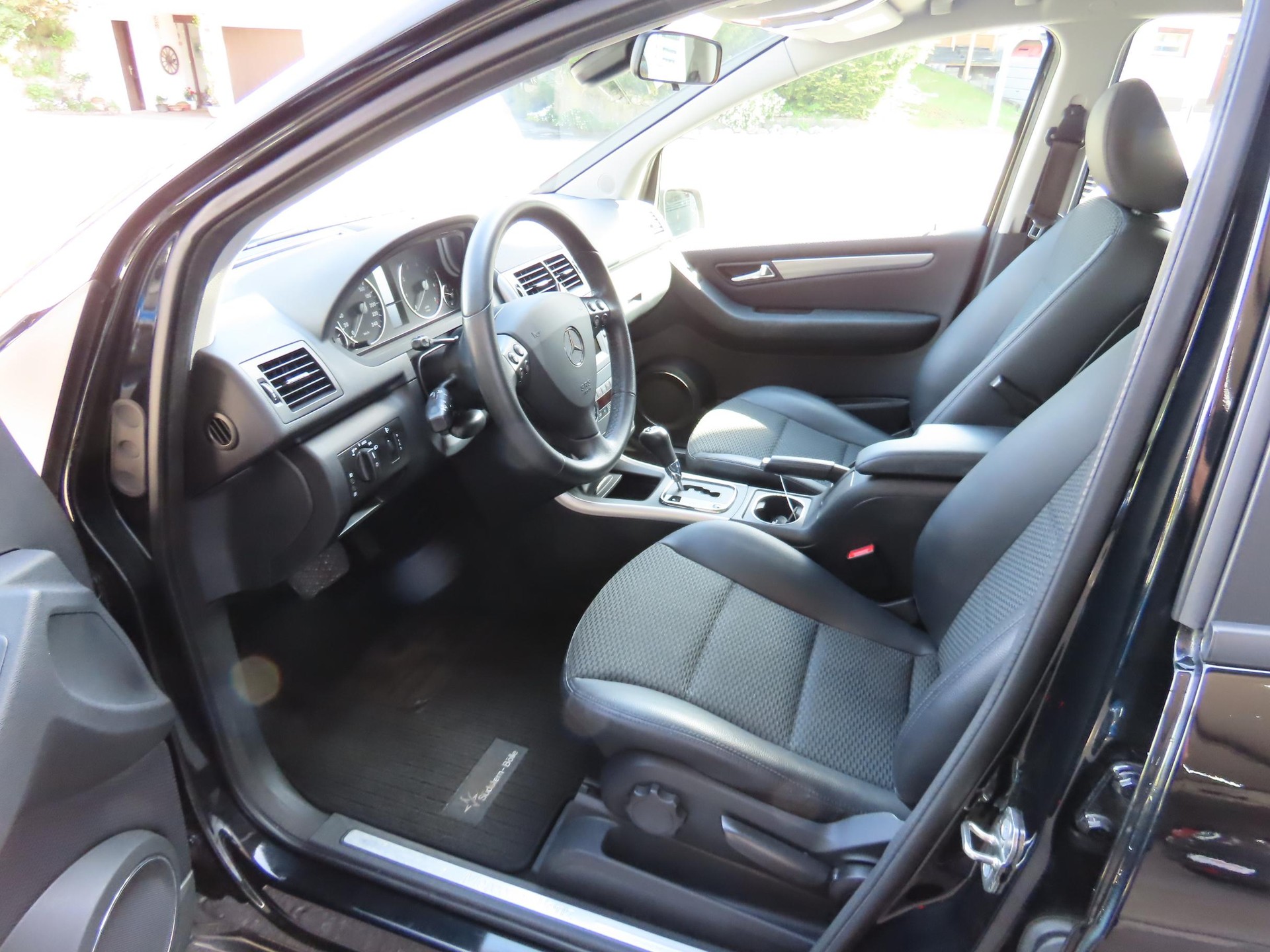 MERCEDES-BENZ A 180 Avantgarde-image-5