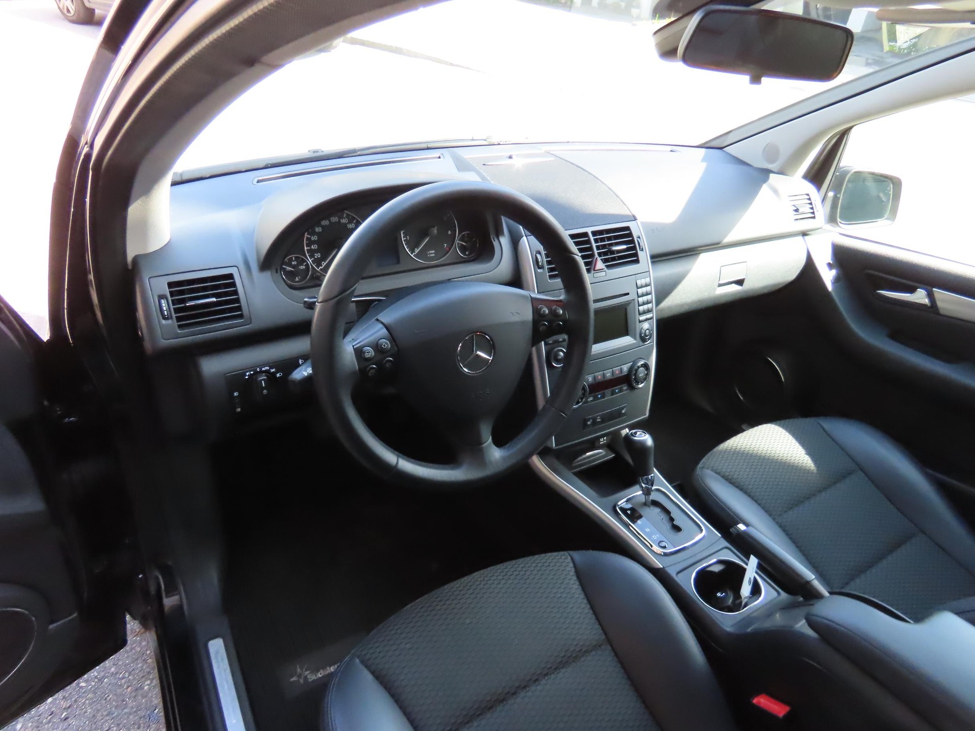 MERCEDES-BENZ A 180 Avantgarde-image-6
