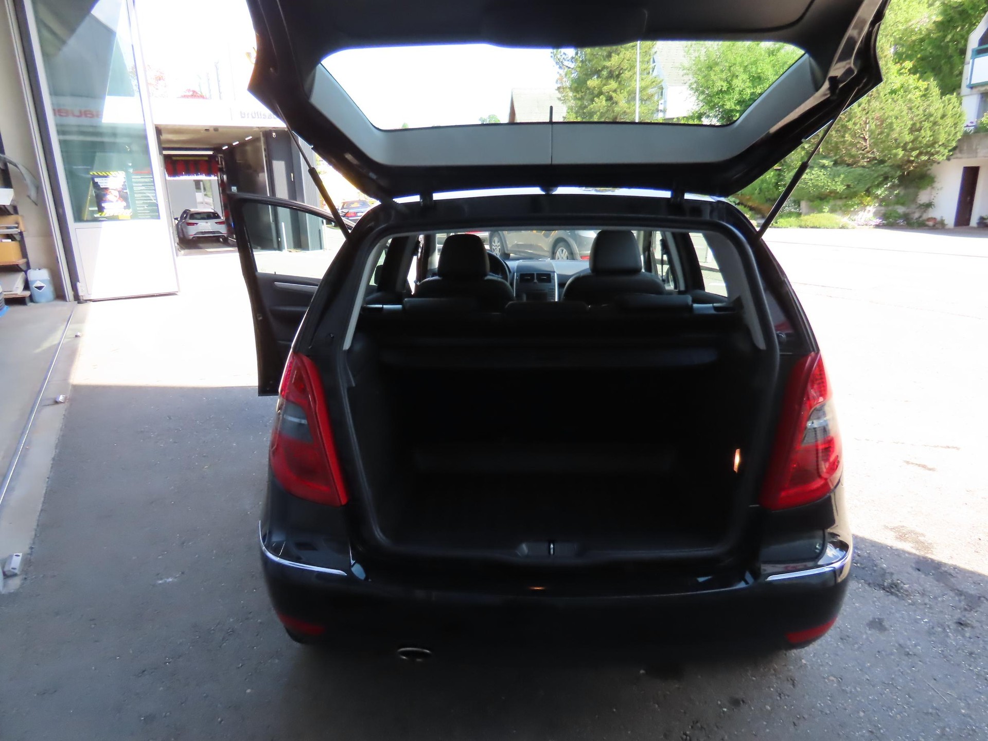 MERCEDES-BENZ A 180 Avantgarde-image-8