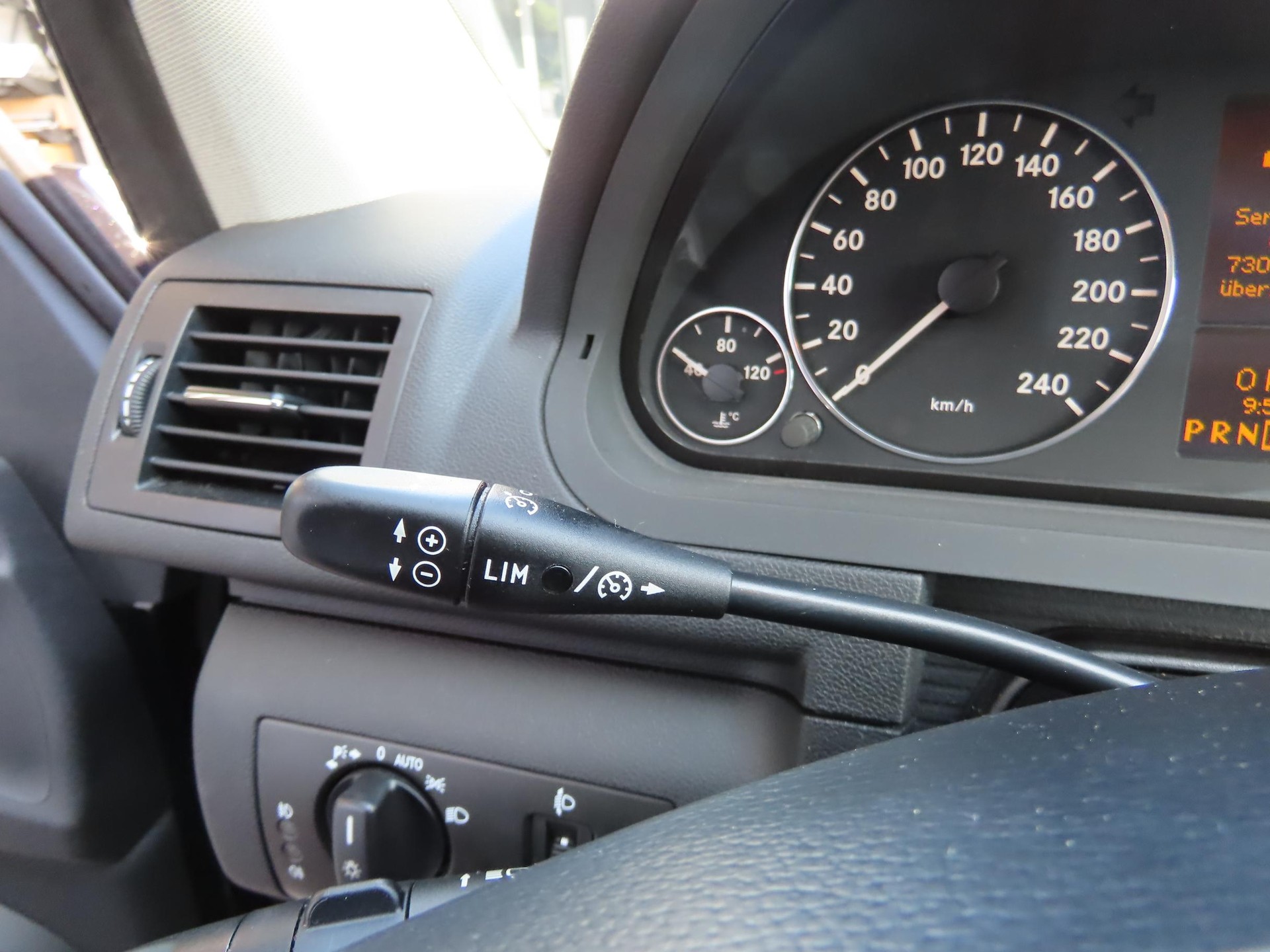 MERCEDES-BENZ A 180 Avantgarde-image-12