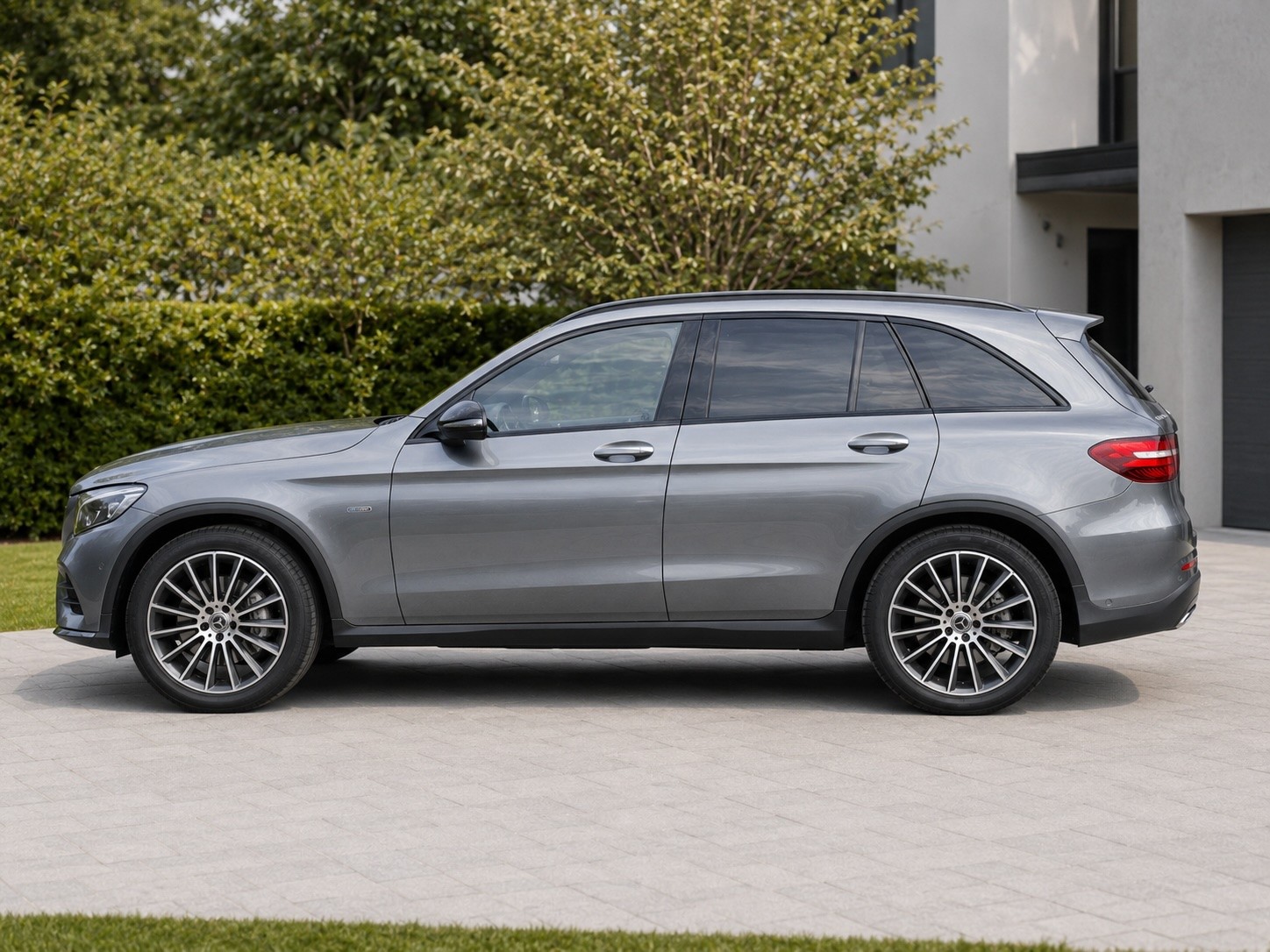 MERCEDES-BENZ GLC 350 e AMG Line 4m-image-1