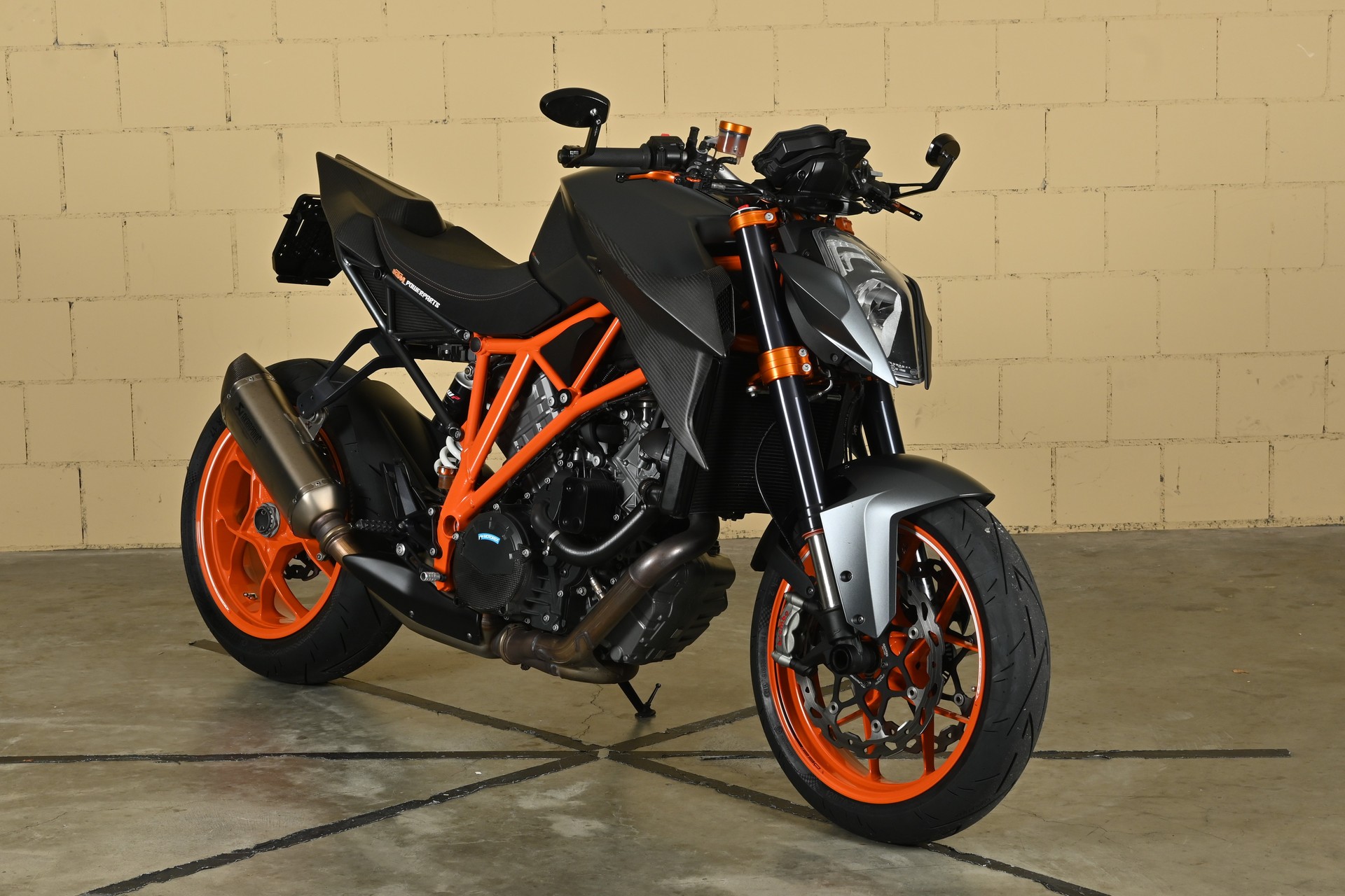 KTM 1290 Super Duke R-showroom-element-2