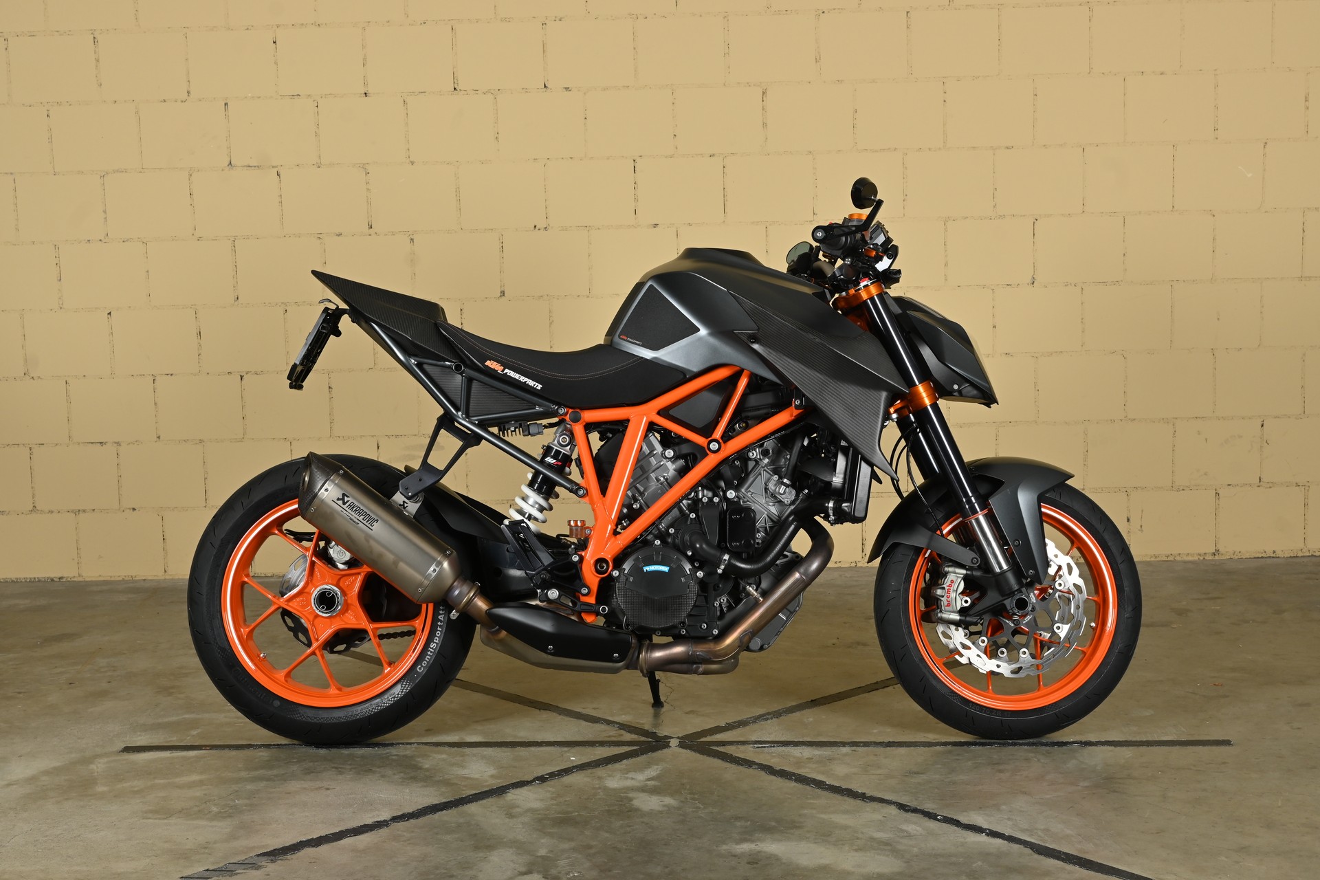 KTM 1290 Super Duke R-showroom-element-1