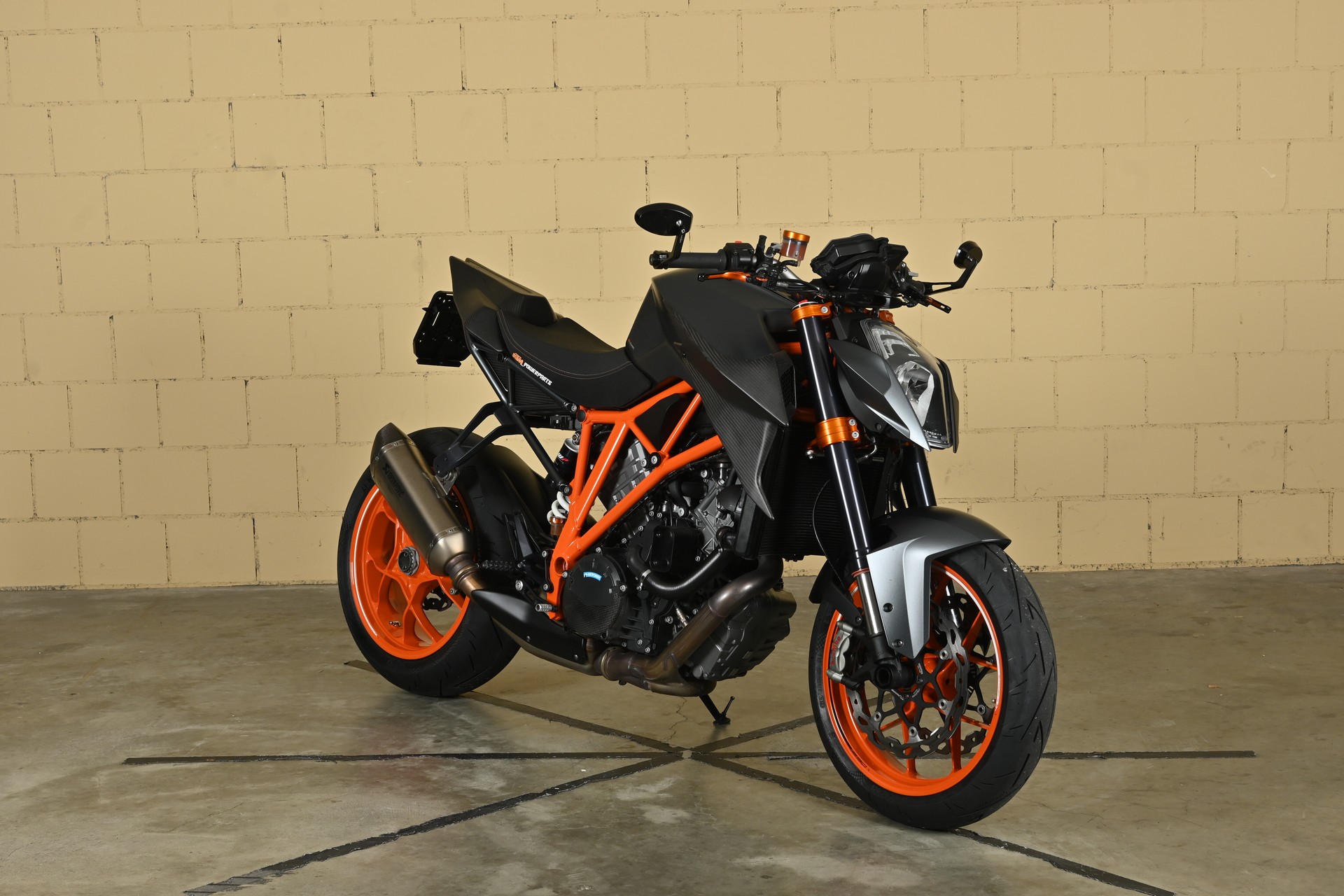 KTM 1290 Super Duke R-showroom-element-3