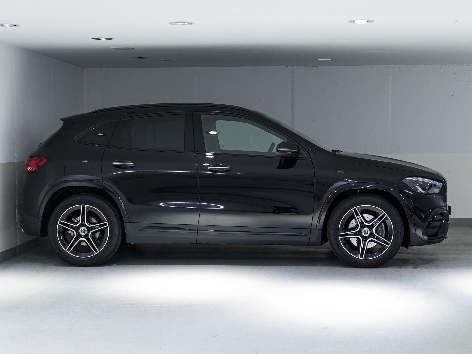 MERCEDES-BENZ GLA 200 "Night Star"-image-1