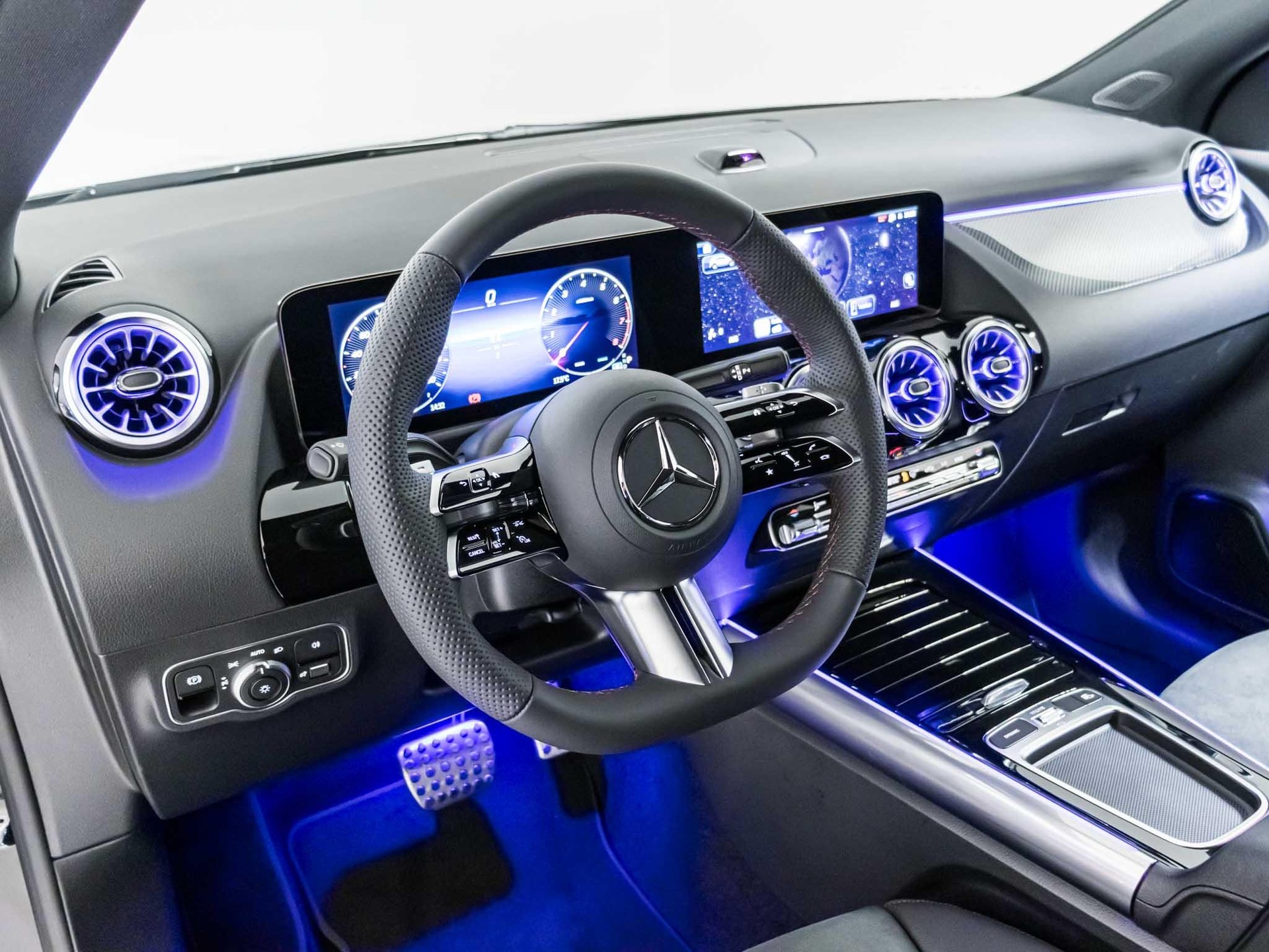 MERCEDES-BENZ GLA 200 "Night Star"-image-8